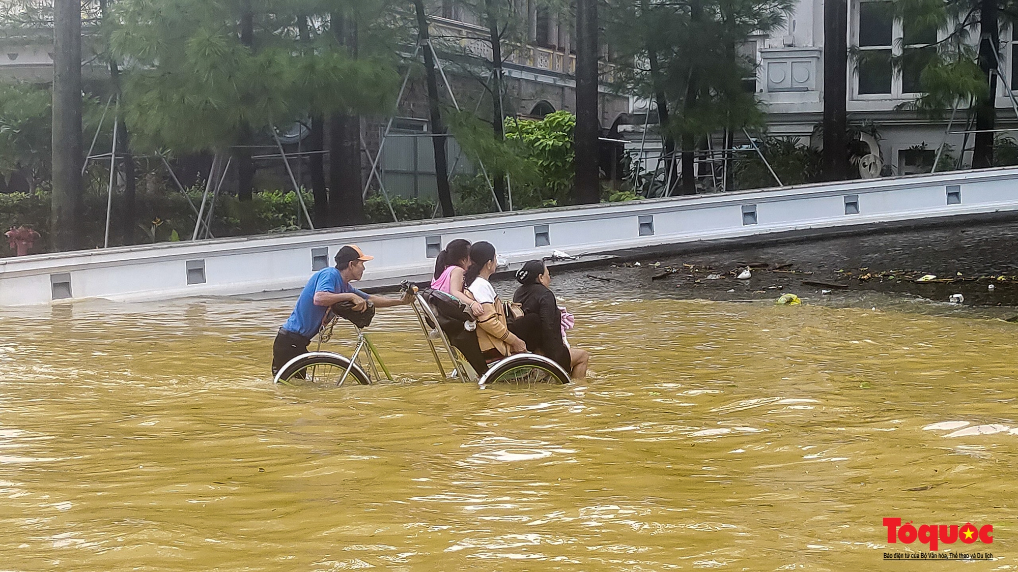 Nhiều tuyến đường TP Huế bị ngập nặng, người dân bì bõm lội nước, đẩy xe để di chuyển - Ảnh 13.