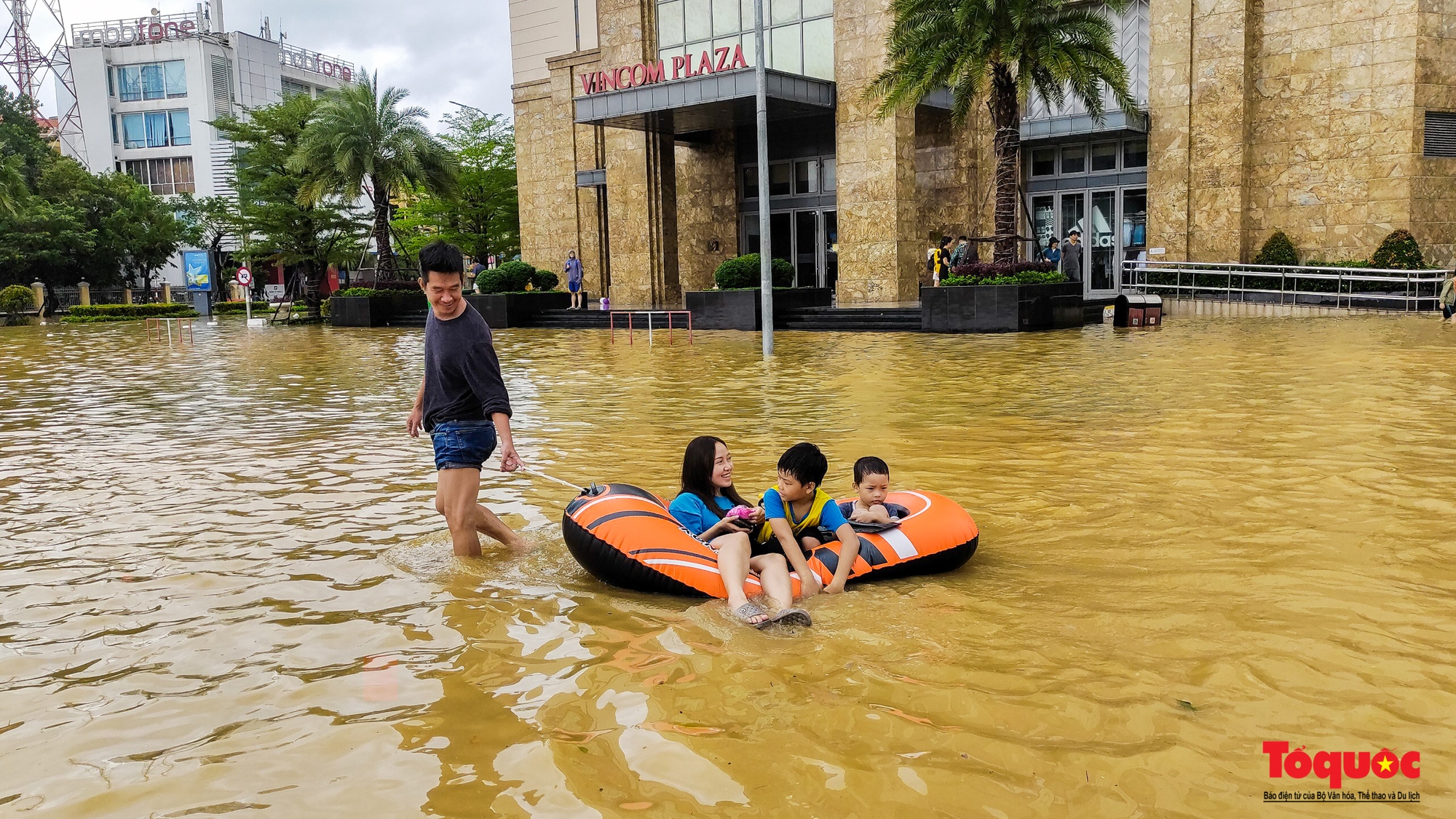 Nhiều tuyến đường TP Huế bị ngập nặng, người dân bì bõm lội nước, đẩy xe để di chuyển - Ảnh 17.
