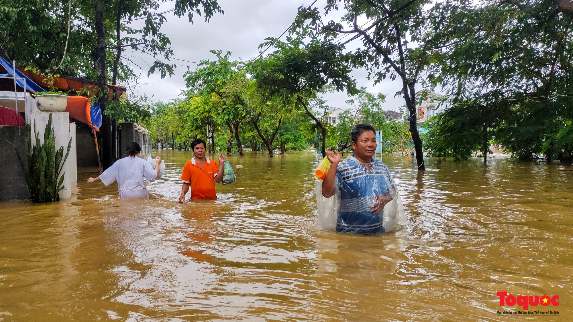 Nhiều tuyến đường TP Huế bị ngập nặng, người dân bì bõm lội nước, đẩy xe để di chuyển - Ảnh 3.