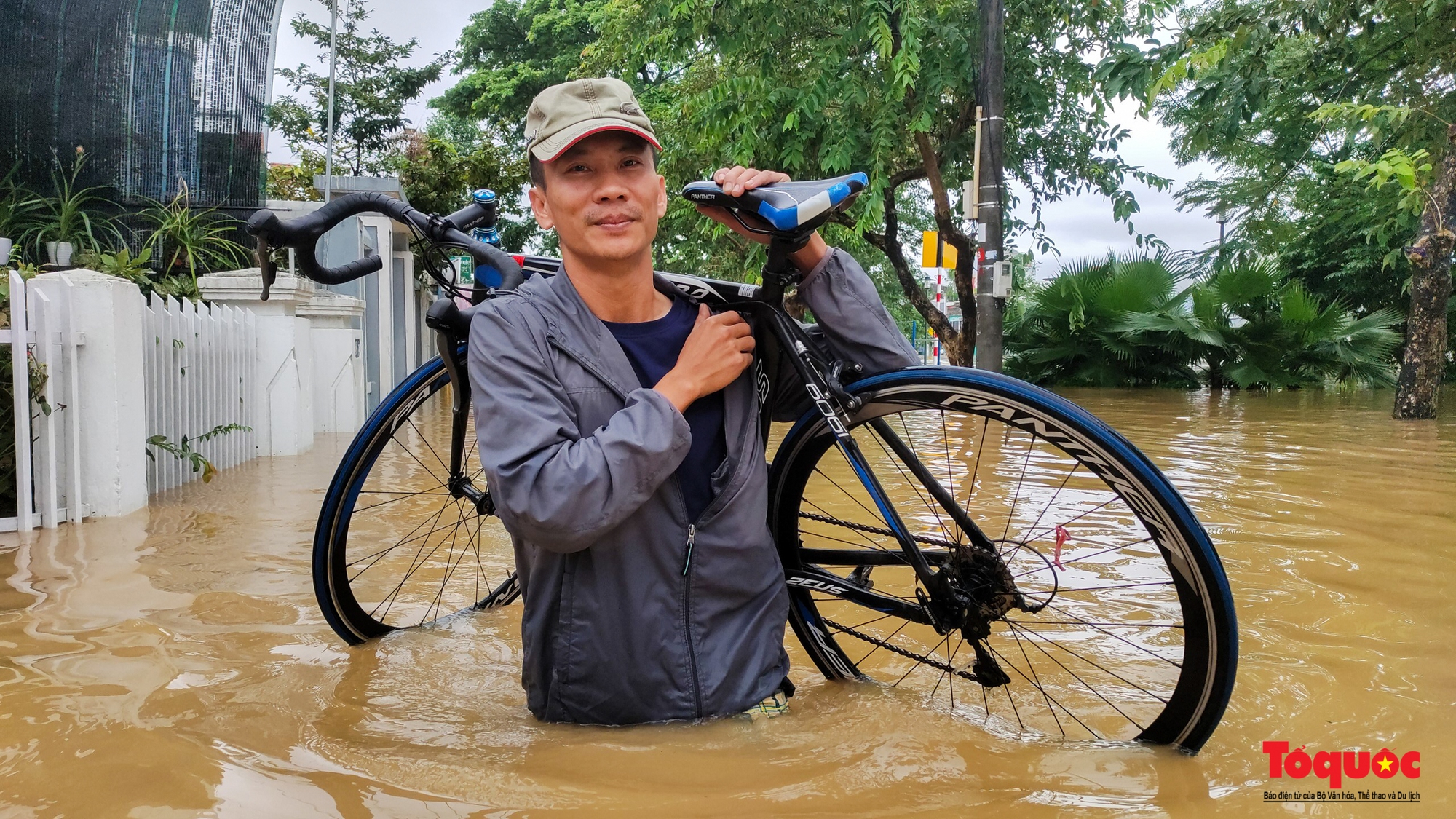 Nhiều tuyến đường TP Huế bị ngập nặng, người dân bì bõm lội nước, đẩy xe để di chuyển - Ảnh 8.