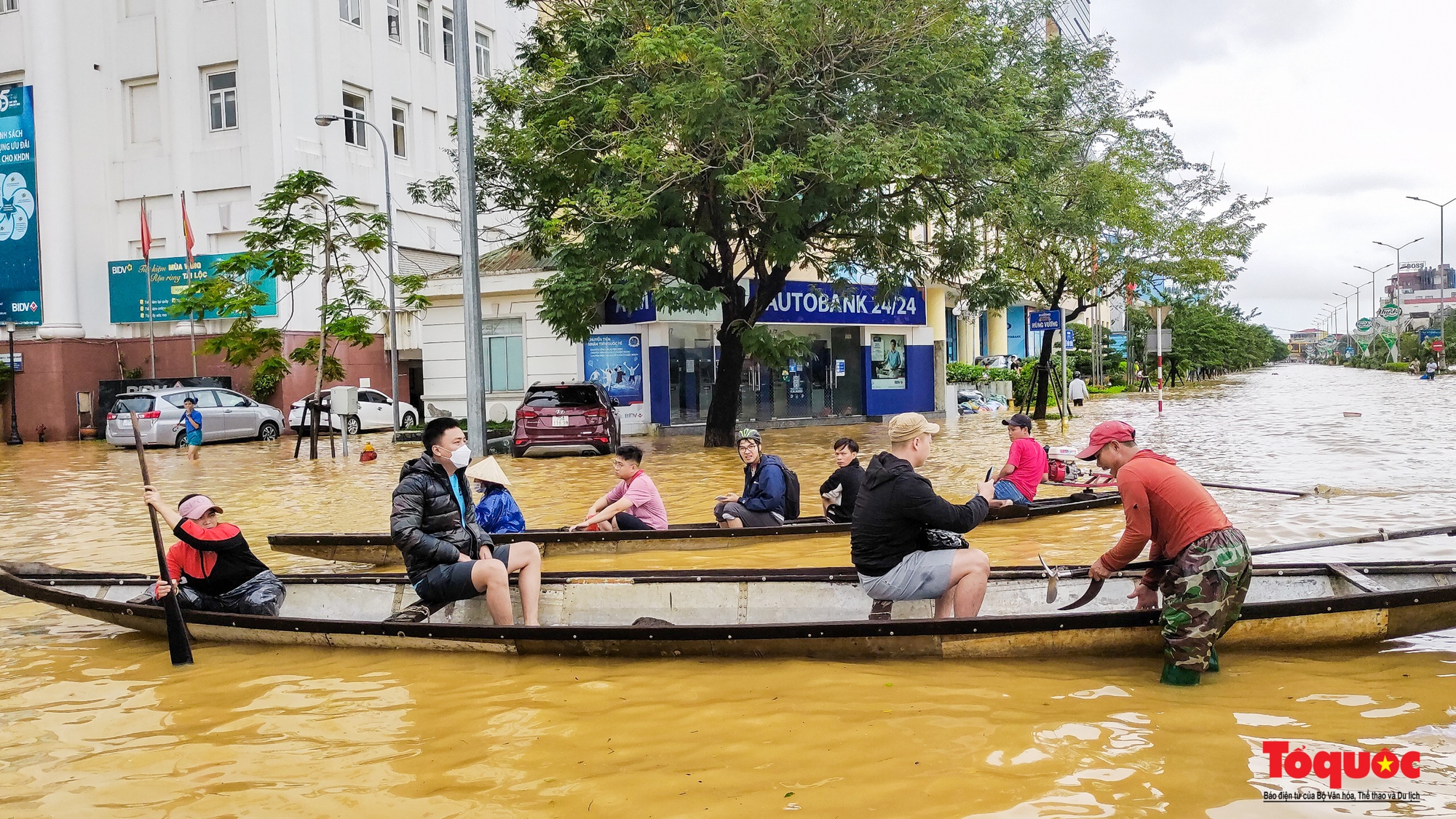 Nhiều tuyến đường TP Huế bị ngập nặng, người dân bì bõm lội nước, đẩy xe để di chuyển - Ảnh 18.
