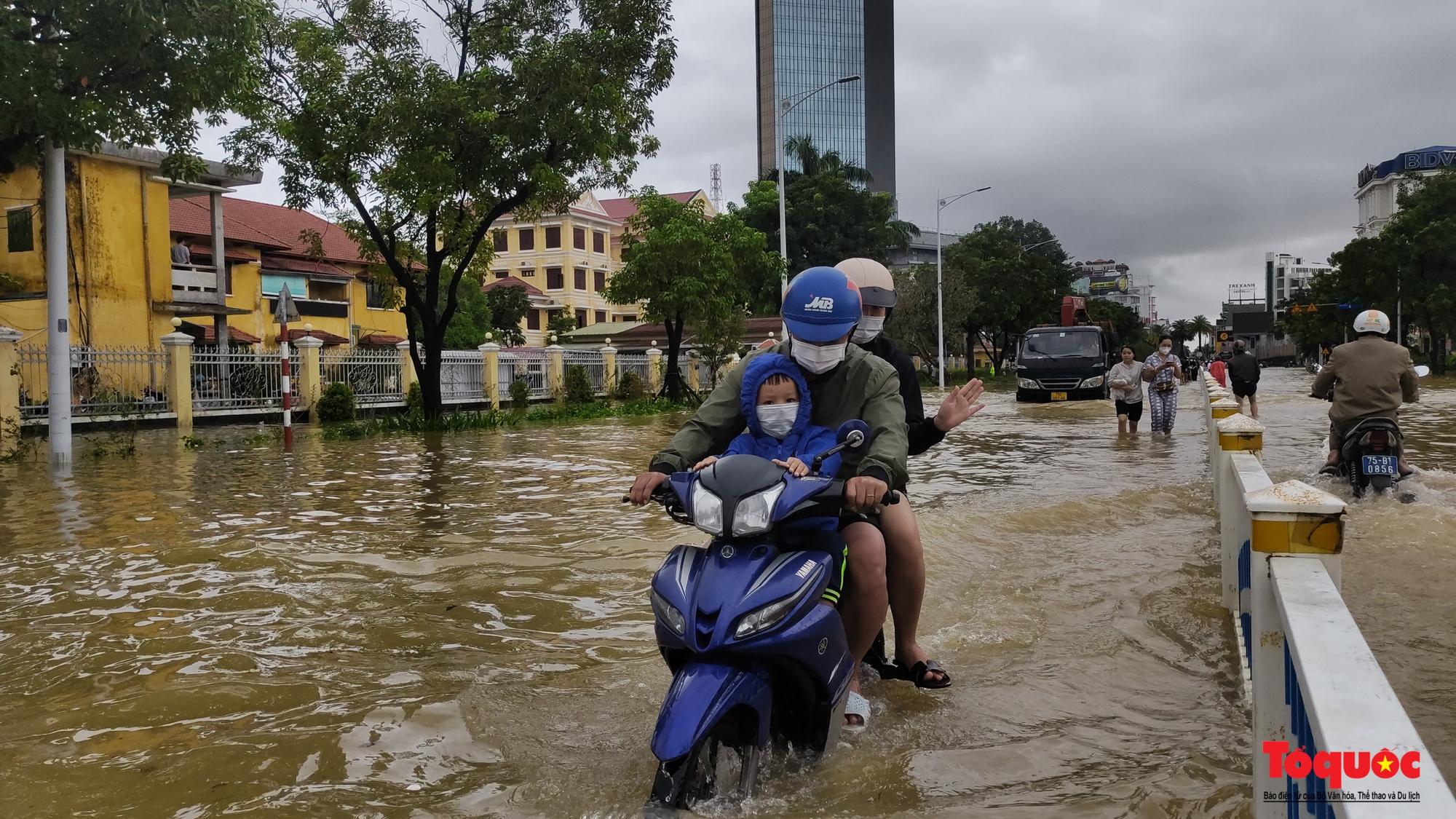 Nhiều tuyến đường TP Huế bị ngập nặng, người dân bì bõm lội nước, đẩy xe để di chuyển - Ảnh 12.