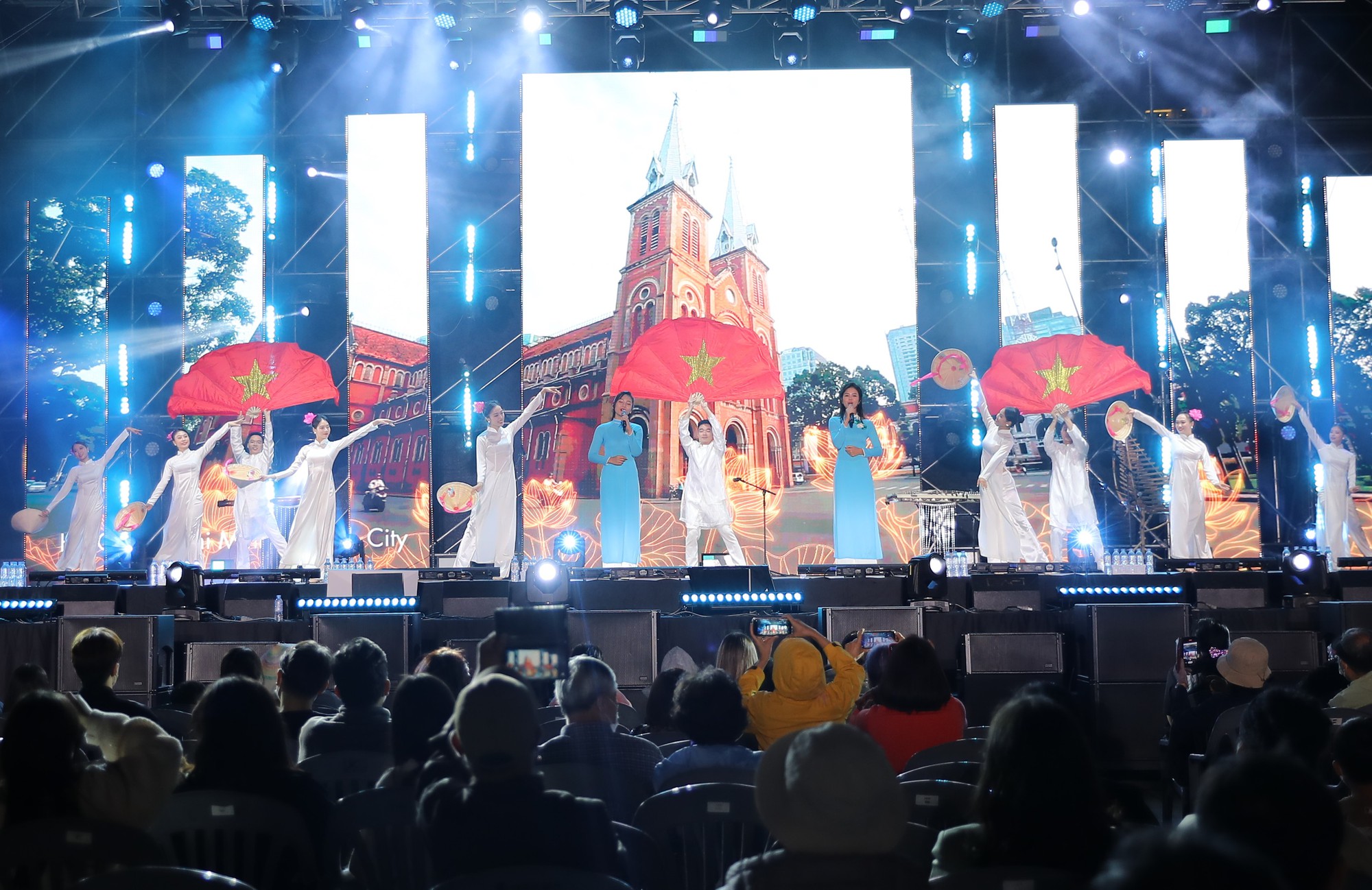 Lễ hội Du lịch- Văn hóa Việt Nam tại Hàn Quốc: Nhiều cung bậc cảm xúc của khán giả trong đêm nghệ thuật ngoài trời đầu tiên của Việt Nam  - Ảnh 1.