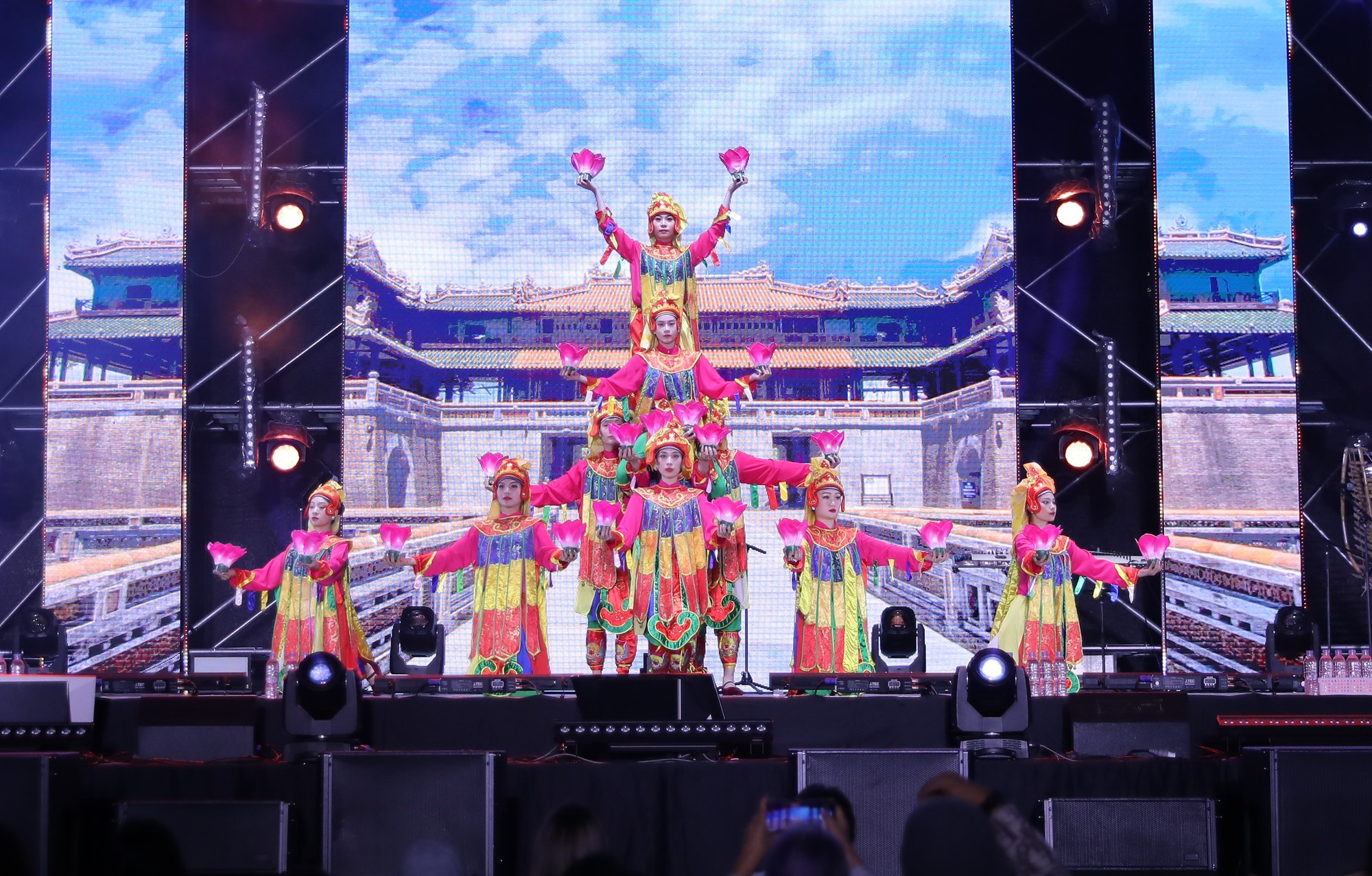 Lễ hội Du lịch- Văn hóa Việt Nam tại Hàn Quốc: Nhiều cung bậc cảm xúc của khán giả trong đêm nghệ thuật ngoài trời đầu tiên của Việt Nam  - Ảnh 5.