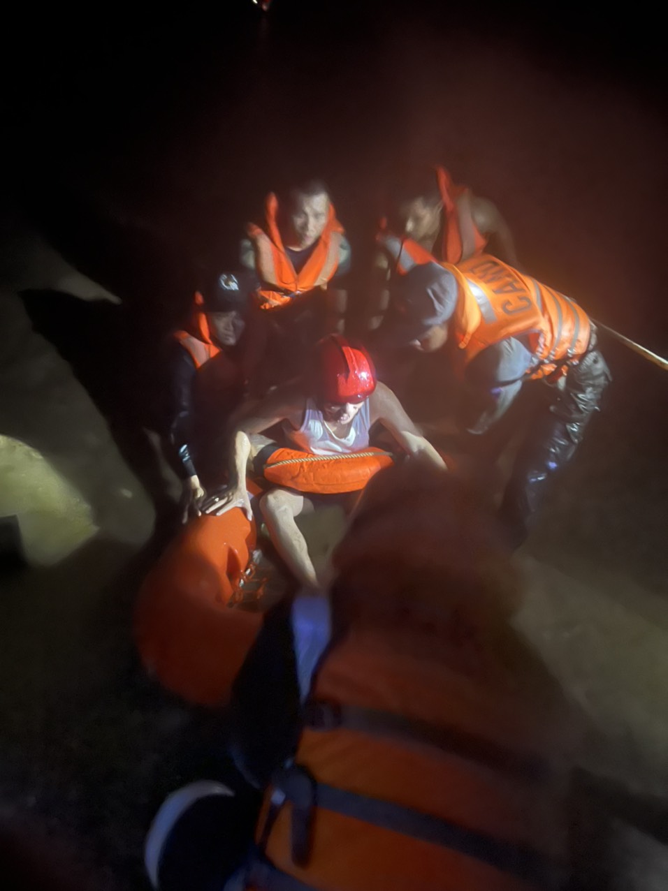 Clip, ảnh: Trắng đêm cứu người mắc kẹt trong biển nước ở Đà Nẵng - Ảnh 17.