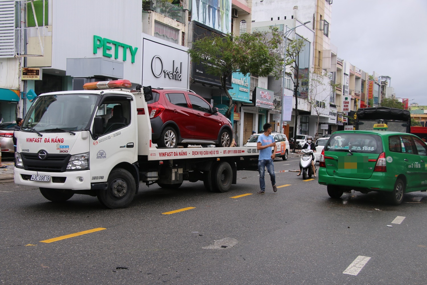 Ảnh: Hàng loạt ô tô &quot;mắc cạn&quot; sau trận mưa lịch sử tại Đà Nẵng - Ảnh 12.