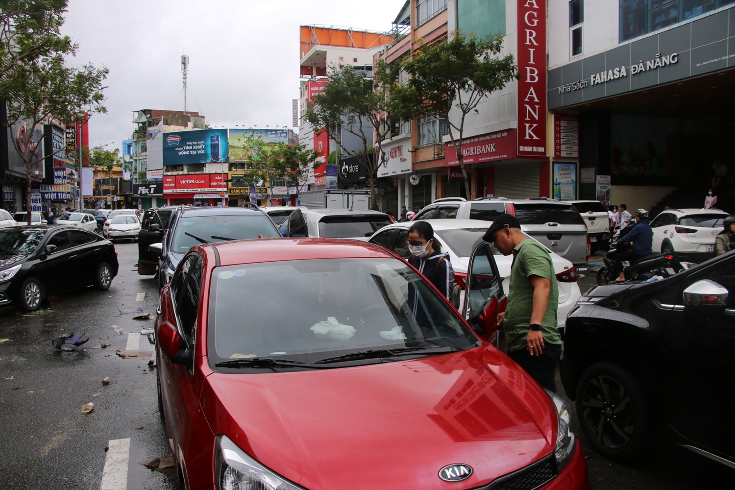 Ảnh: Hàng loạt ô tô &quot;mắc cạn&quot; sau trận mưa lịch sử tại Đà Nẵng - Ảnh 6.
