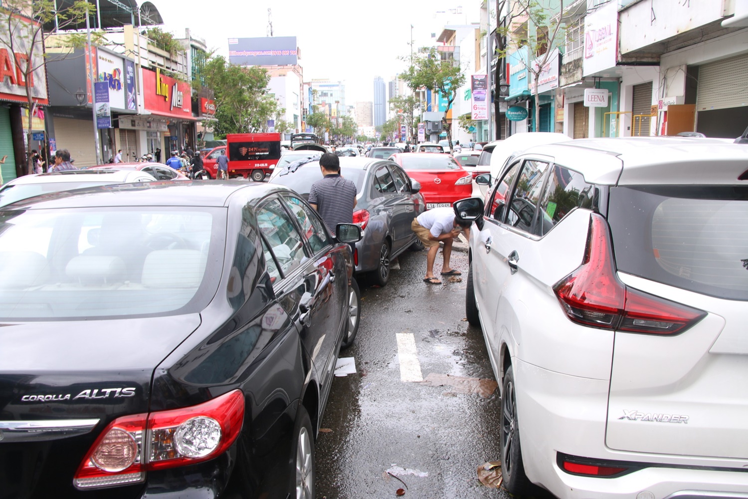 Ảnh: Hàng loạt ô tô &quot;mắc cạn&quot; sau trận mưa lịch sử tại Đà Nẵng - Ảnh 7.