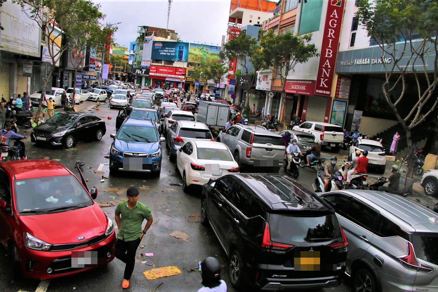 Ảnh: Hàng loạt ô tô &quot;mắc cạn&quot; sau trận mưa lịch sử tại Đà Nẵng - Ảnh 1.