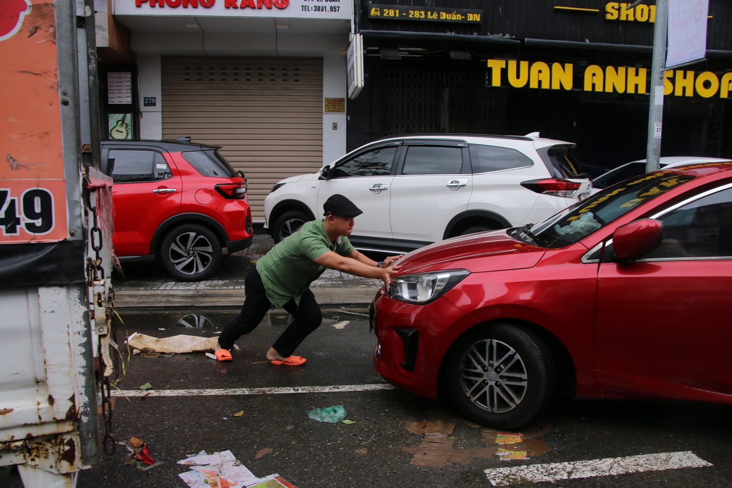 Ảnh: Hàng loạt ô tô &quot;mắc cạn&quot; sau trận mưa lịch sử tại Đà Nẵng - Ảnh 14.