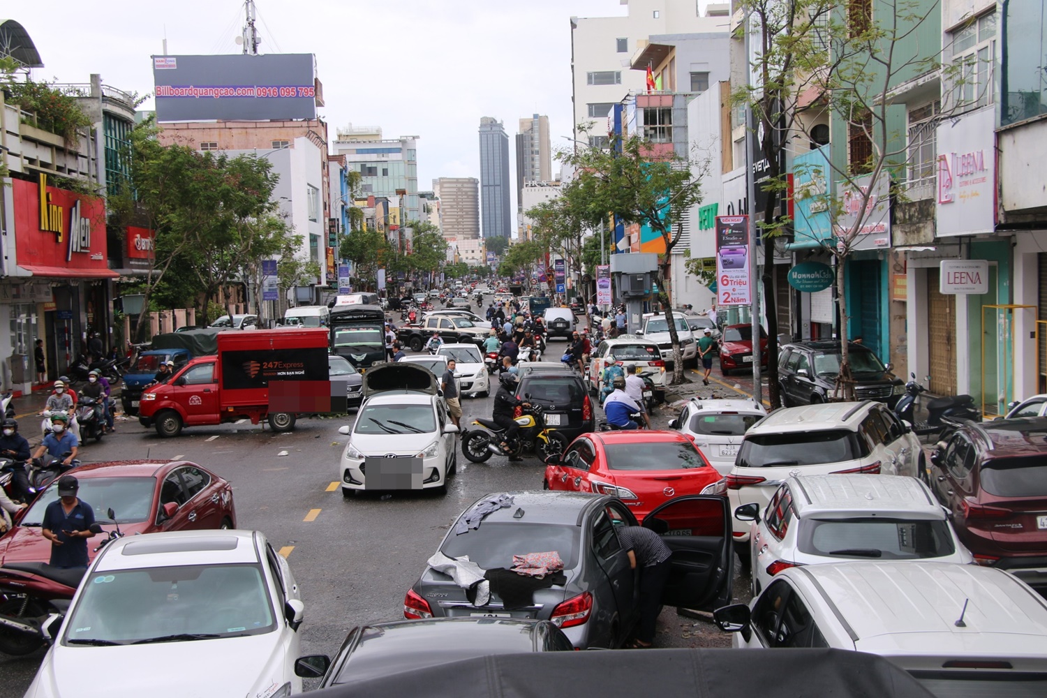 Ảnh: Hàng loạt ô tô &quot;mắc cạn&quot; sau trận mưa lịch sử tại Đà Nẵng - Ảnh 20.