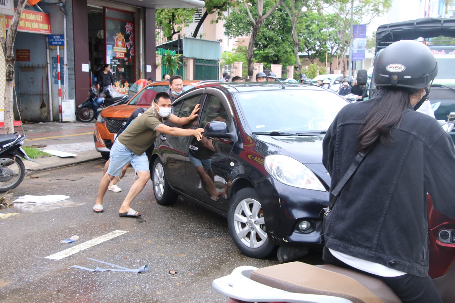 Ảnh: Hàng loạt ô tô &quot;mắc cạn&quot; sau trận mưa lịch sử tại Đà Nẵng - Ảnh 13.