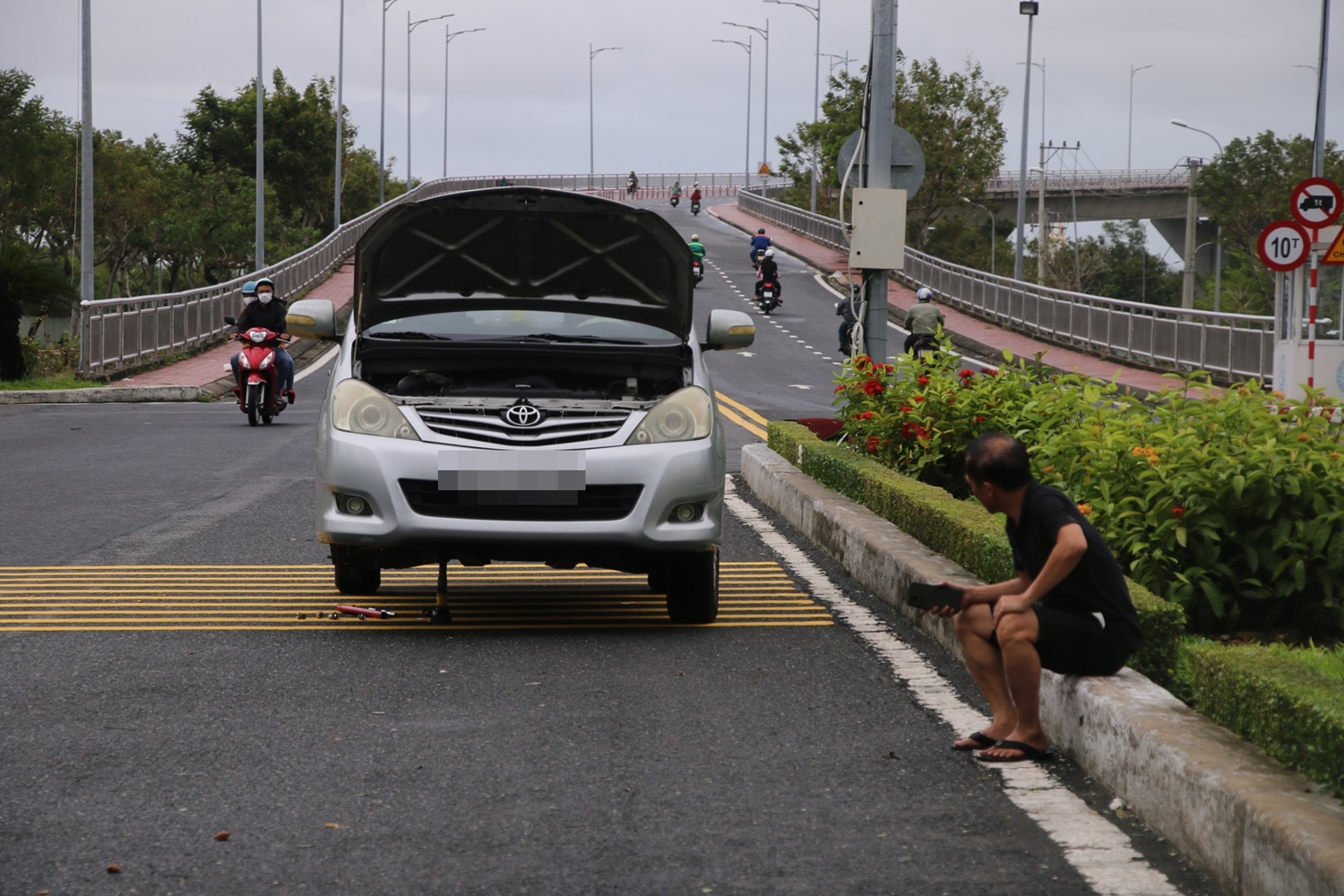 Ảnh: Hàng loạt ô tô &quot;mắc cạn&quot; sau trận mưa lịch sử tại Đà Nẵng - Ảnh 3.