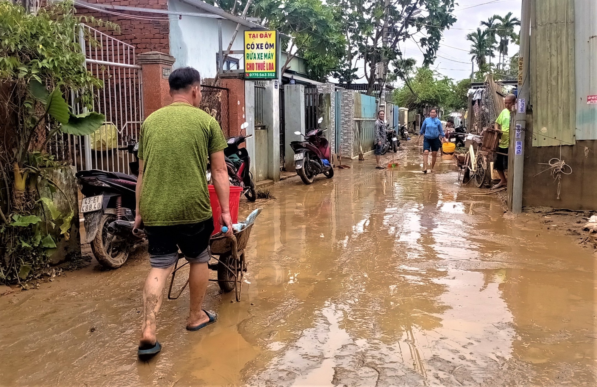 Ảnh: Người Đà Nẵng tất bật dọn dẹp bùn đất, khóc ròng vì tài sản vùi trong nước - Ảnh 2.