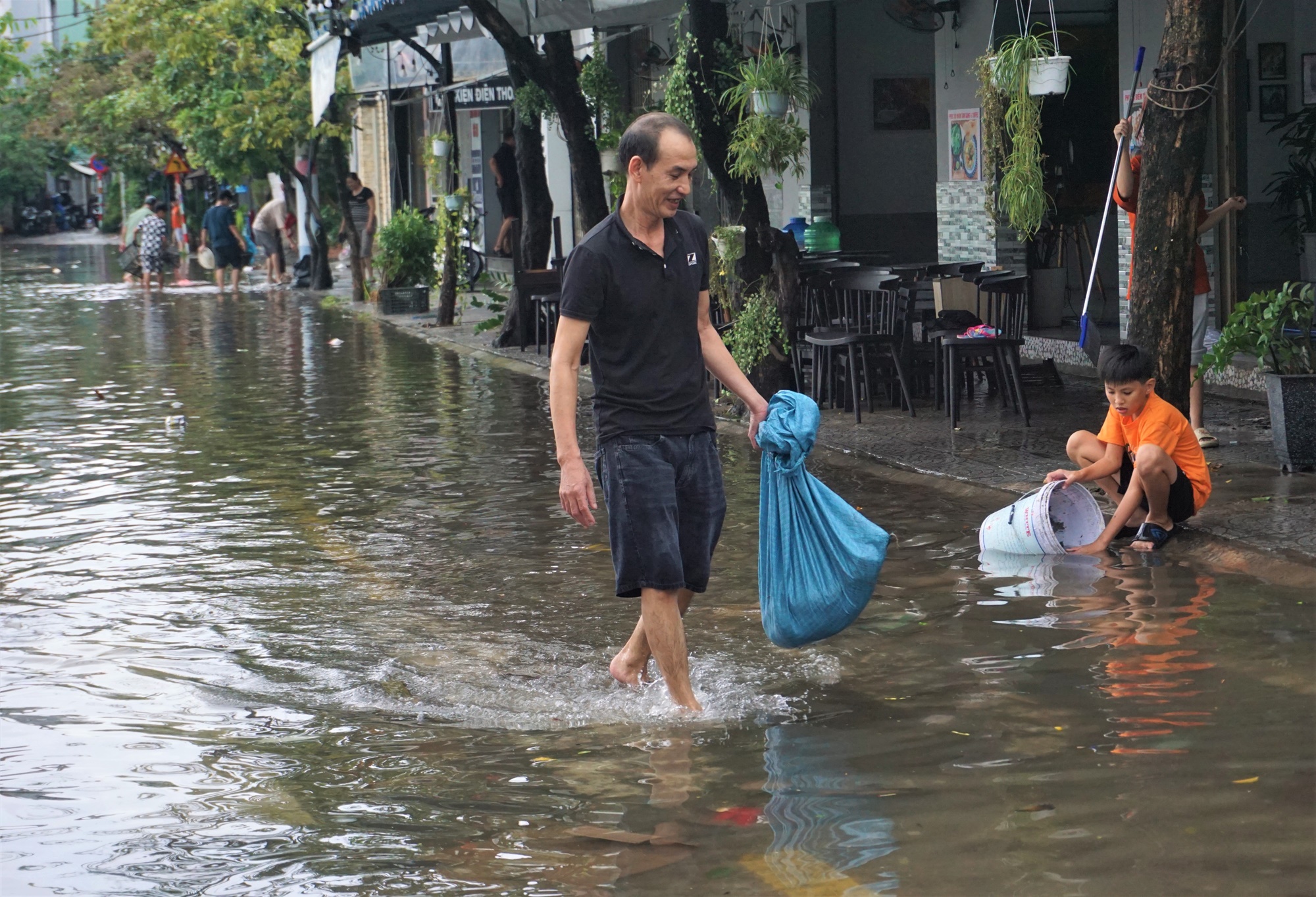 Người Đà Nẵng mang rổ ra đường phố bắt cá sau mưa - Ảnh 2.