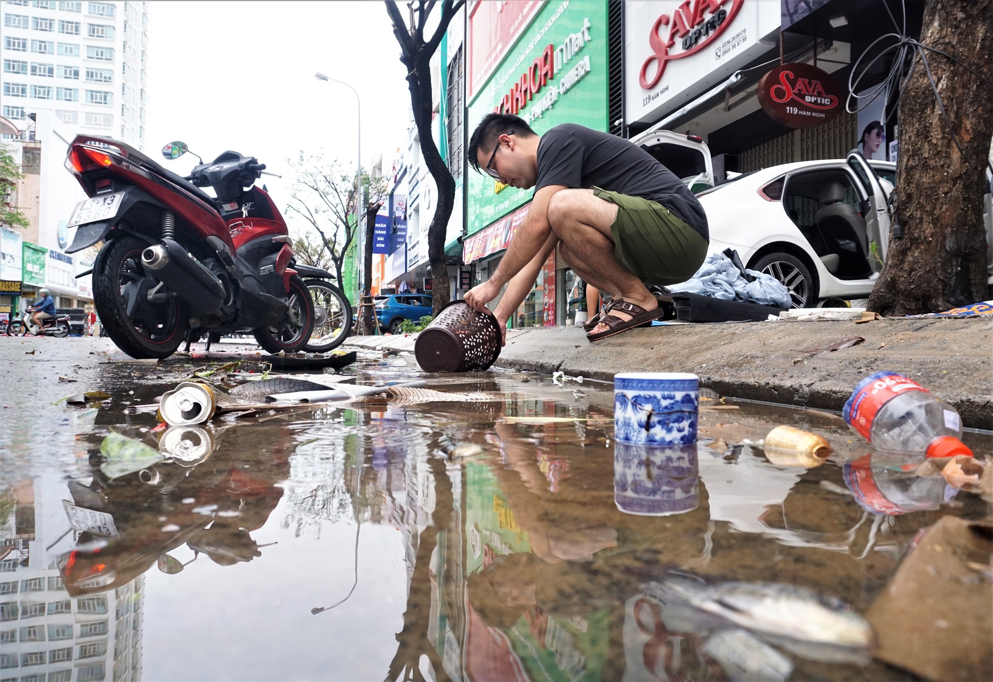 Người Đà Nẵng mang rổ ra đường phố bắt cá sau mưa - Ảnh 5.