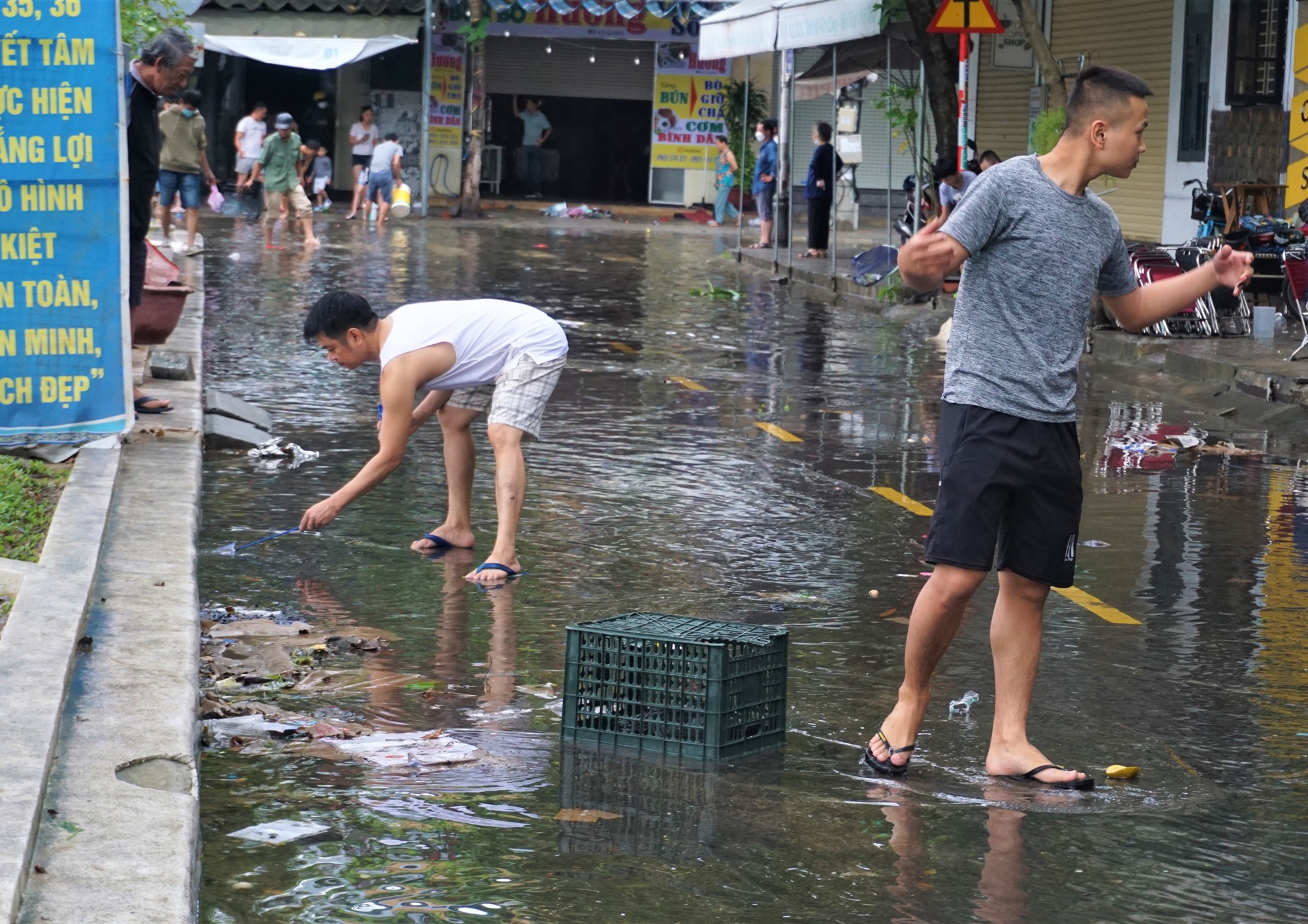 Người Đà Nẵng mang rổ ra đường phố bắt cá sau mưa - Ảnh 8.