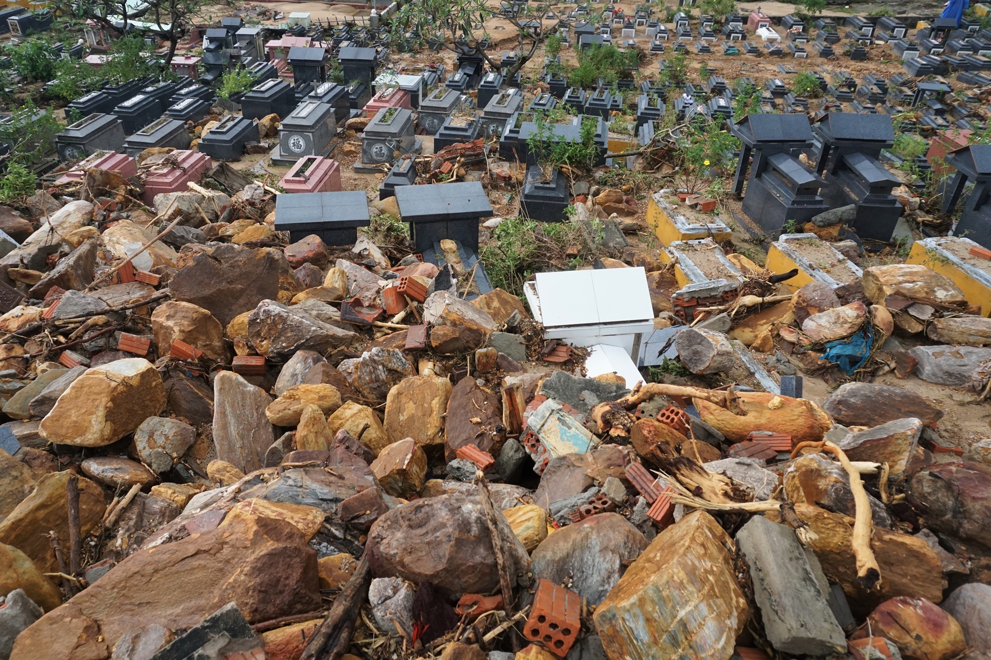 Nghĩa trang lớn nhất Đà Nẵng sạt lở tan hoang, hàng nghìn ngôi mộ bị vùi lấp - Ảnh 20.