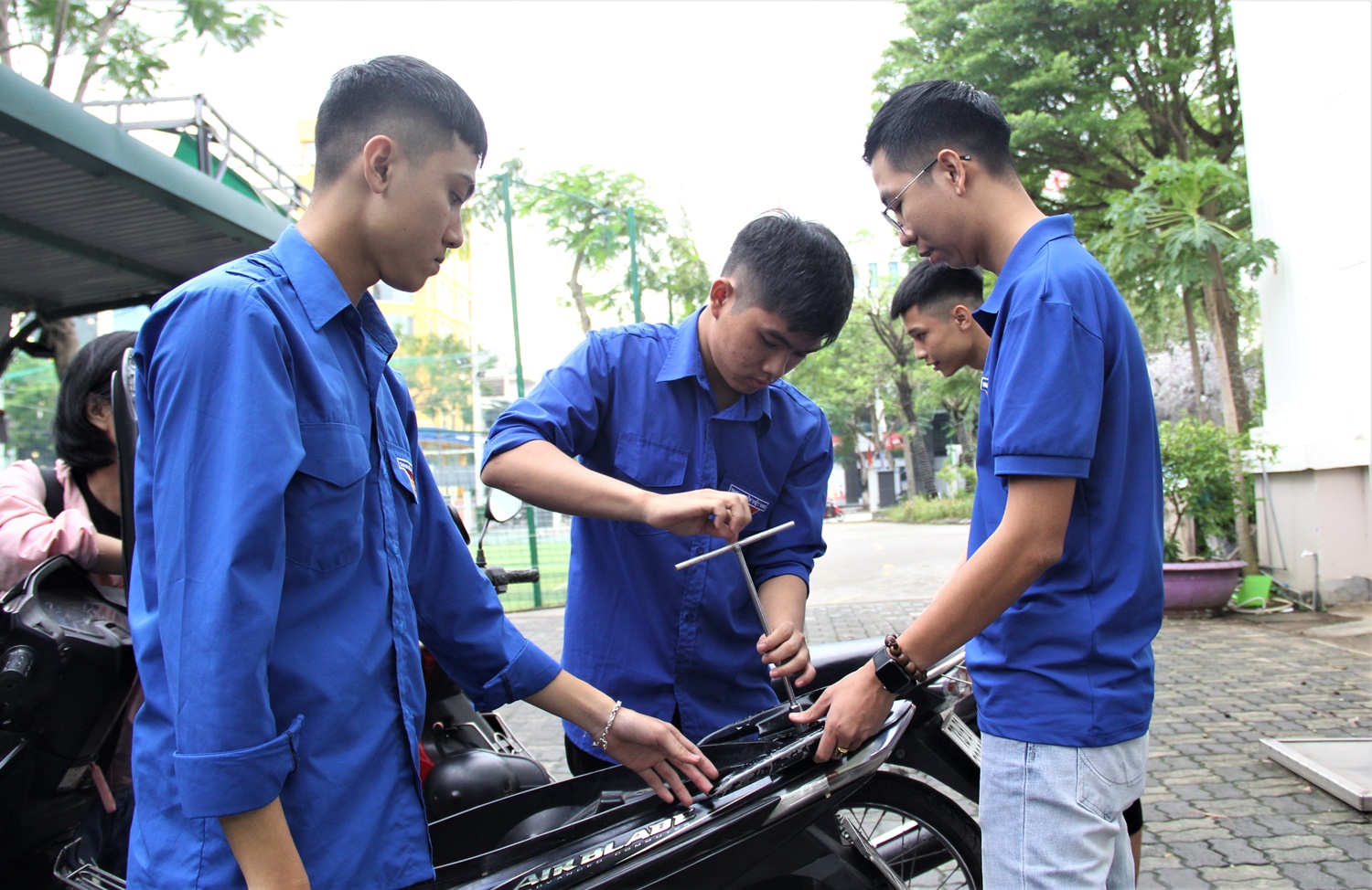 Người Quảng Nam rủ nhau ra Đà Nẵng sửa xe miễn phí cho Đà Nẵng sau mưa lũ lịch sử - Ảnh 19.
