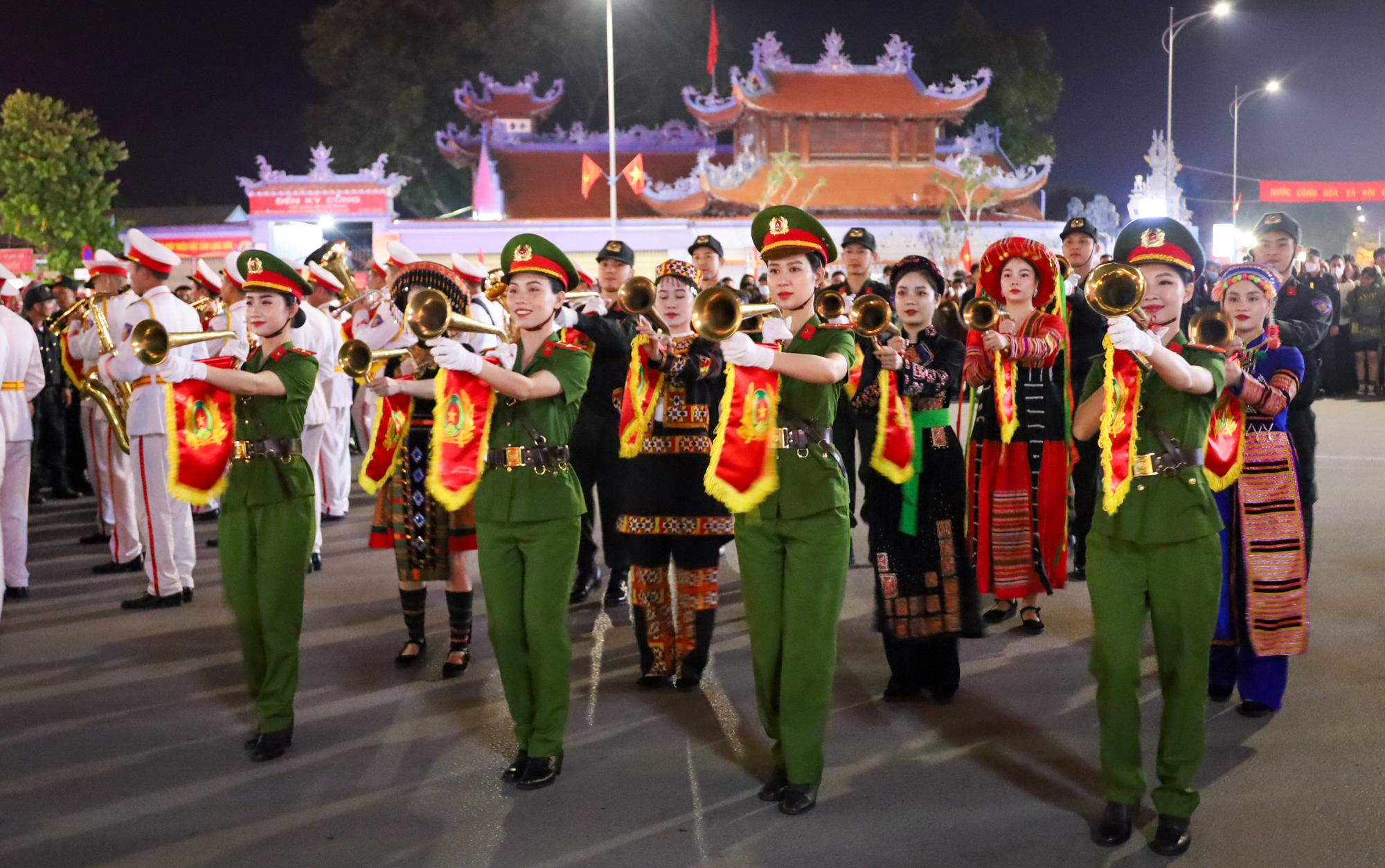Người dân Lạng Sơn đổ xuống phố đi bộ xem biểu diễn nhạc kèn - Ảnh 3.