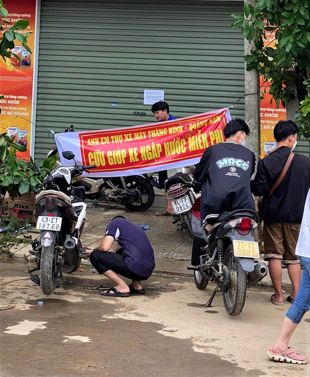 Người Quảng Nam rủ nhau ra Đà Nẵng sửa xe miễn phí cho Đà Nẵng sau mưa lũ lịch sử - Ảnh 12.