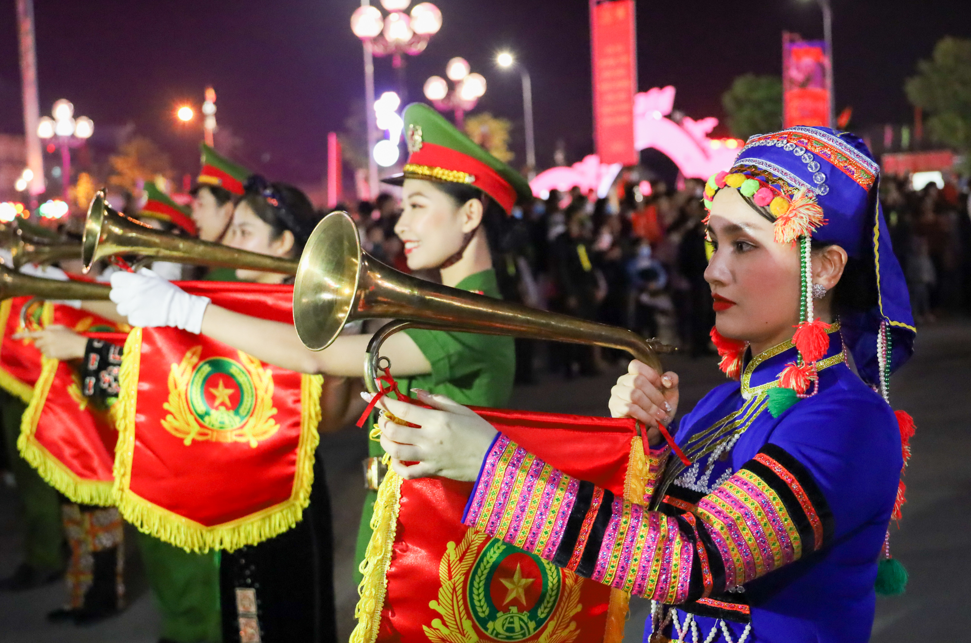 Người dân Lạng Sơn đổ xuống phố đi bộ xem biểu diễn nhạc kèn - Ảnh 4.