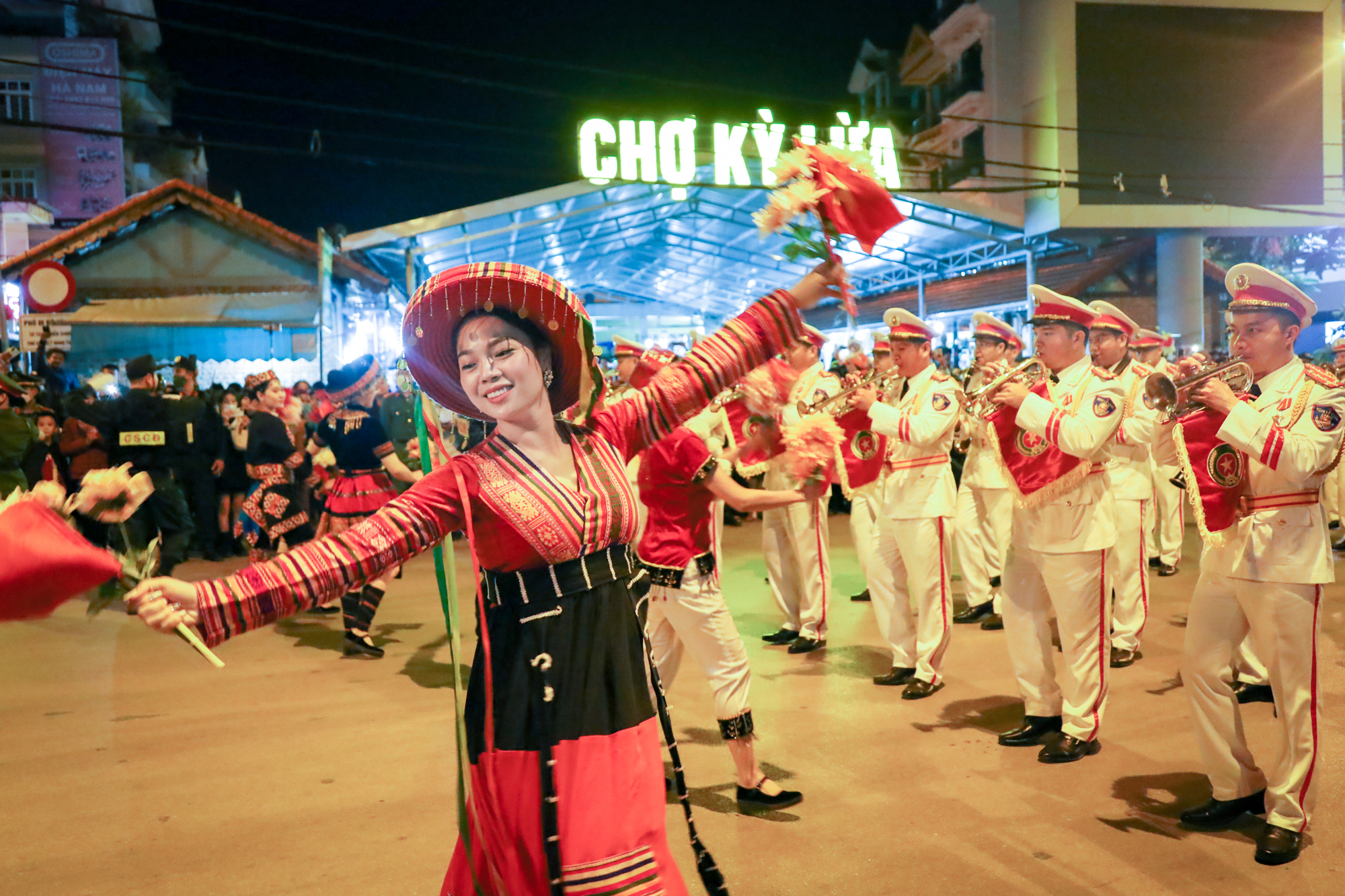 Người dân Lạng Sơn đổ xuống phố đi bộ xem biểu diễn nhạc kèn - Ảnh 6.
