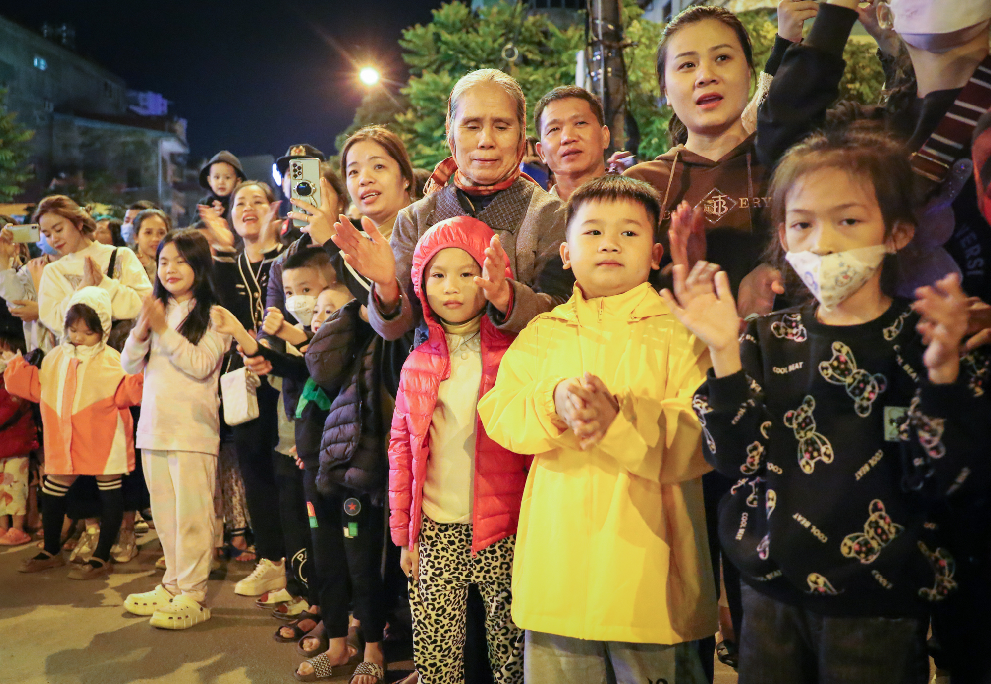 Người dân Lạng Sơn đổ xuống phố đi bộ xem biểu diễn nhạc kèn - Ảnh 7.