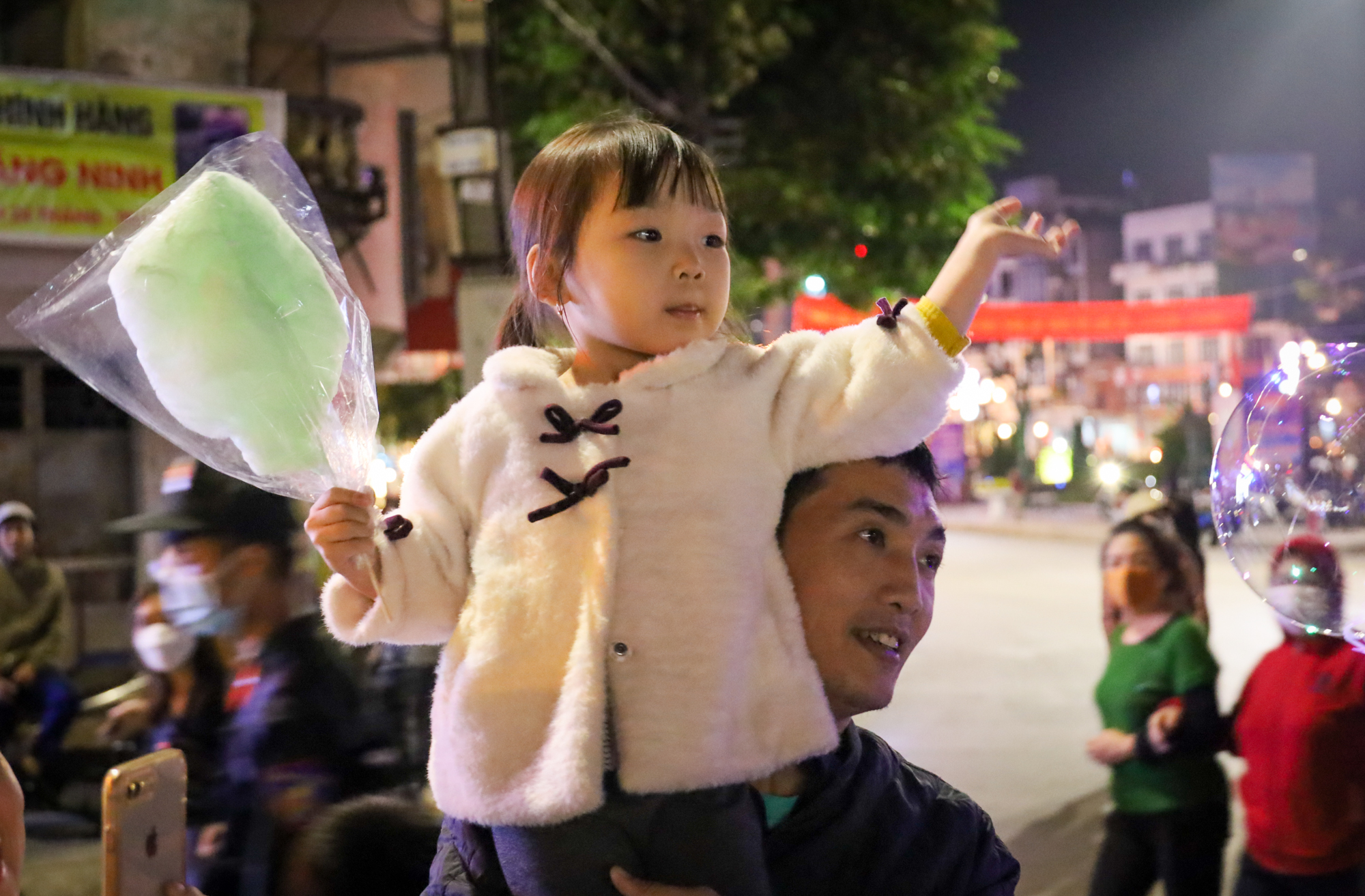 Người dân Lạng Sơn đổ xuống phố đi bộ xem biểu diễn nhạc kèn - Ảnh 8.