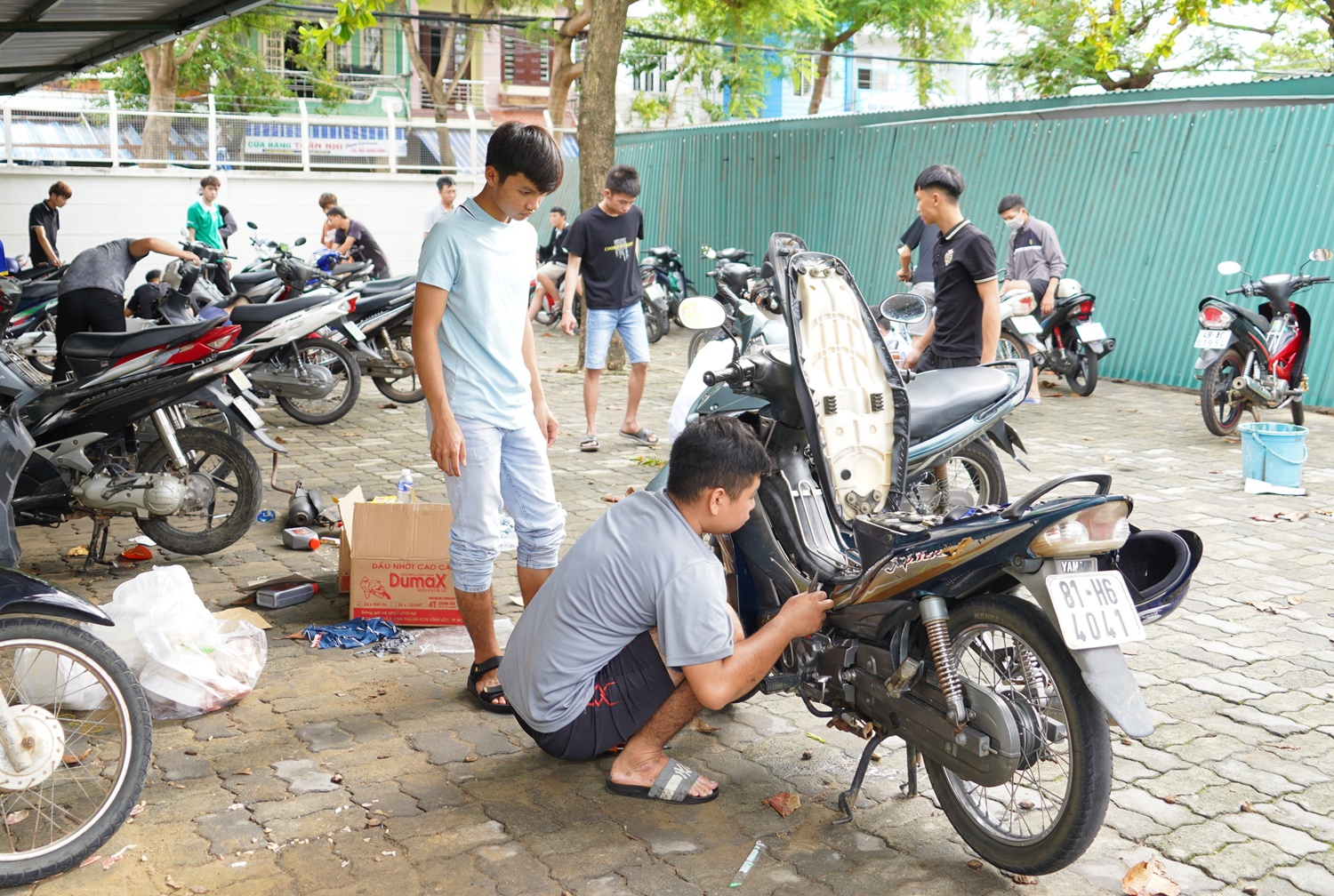 Người Quảng Nam rủ nhau ra Đà Nẵng sửa xe miễn phí cho Đà Nẵng sau mưa lũ lịch sử - Ảnh 14.