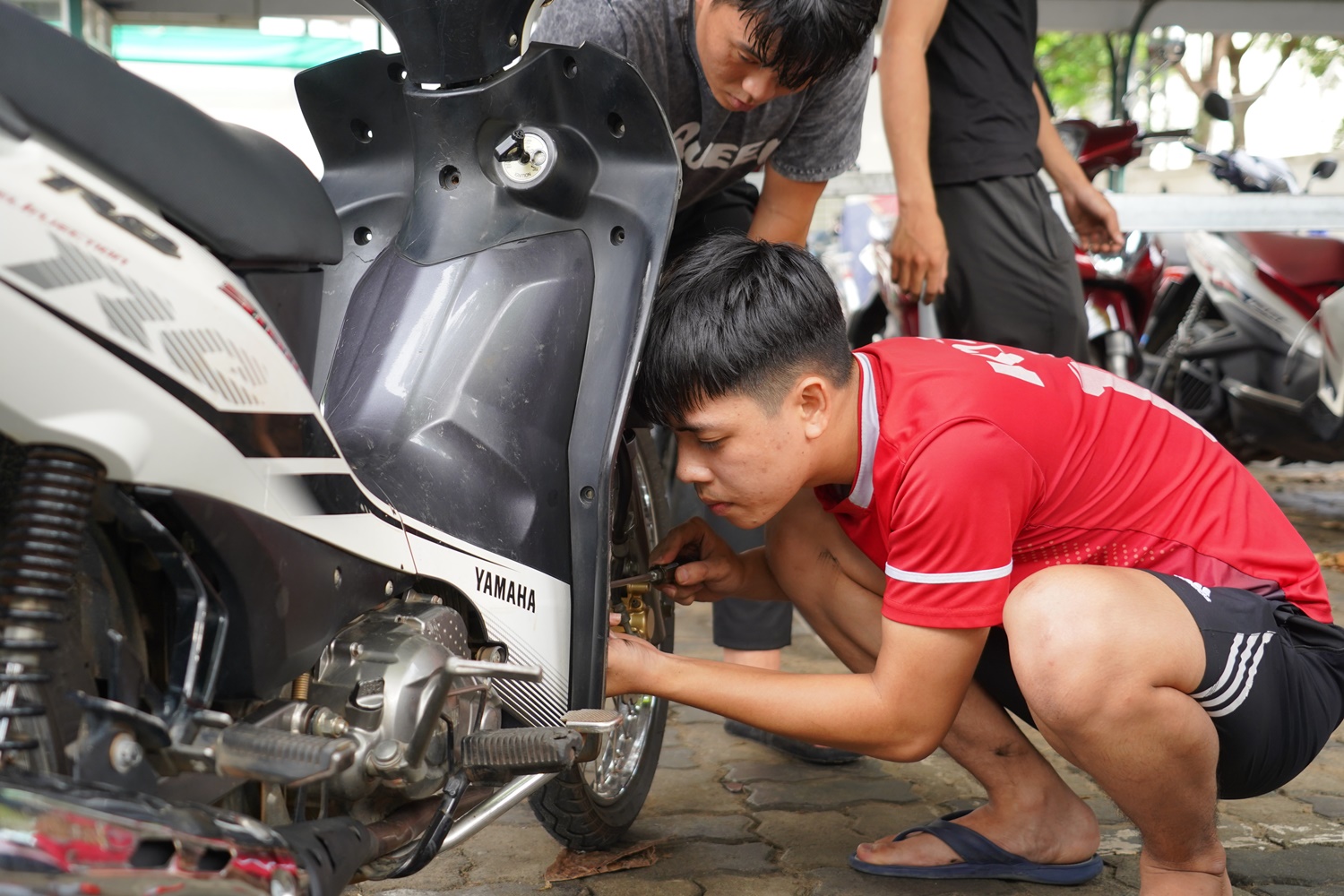 Người Quảng Nam rủ nhau ra Đà Nẵng sửa xe miễn phí cho Đà Nẵng sau mưa lũ lịch sử - Ảnh 17.