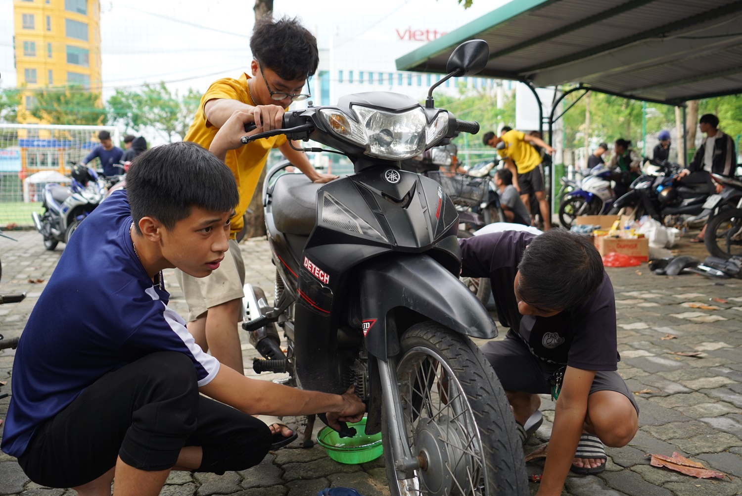 Người Quảng Nam rủ nhau ra Đà Nẵng sửa xe miễn phí cho Đà Nẵng sau mưa lũ lịch sử - Ảnh 15.