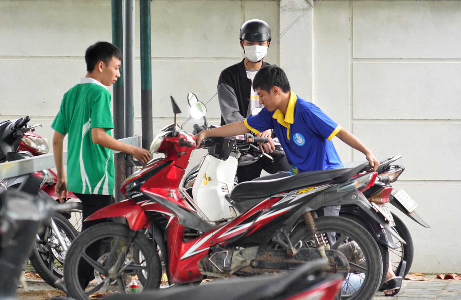 Người Quảng Nam rủ nhau ra Đà Nẵng sửa xe miễn phí cho Đà Nẵng sau mưa lũ lịch sử - Ảnh 13.