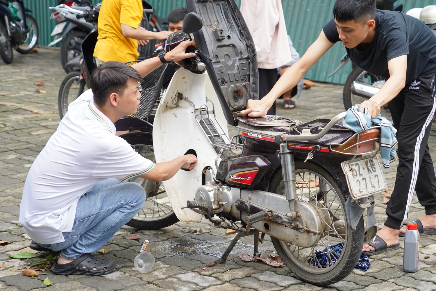 Người Quảng Nam rủ nhau ra Đà Nẵng sửa xe miễn phí cho Đà Nẵng sau mưa lũ lịch sử - Ảnh 18.