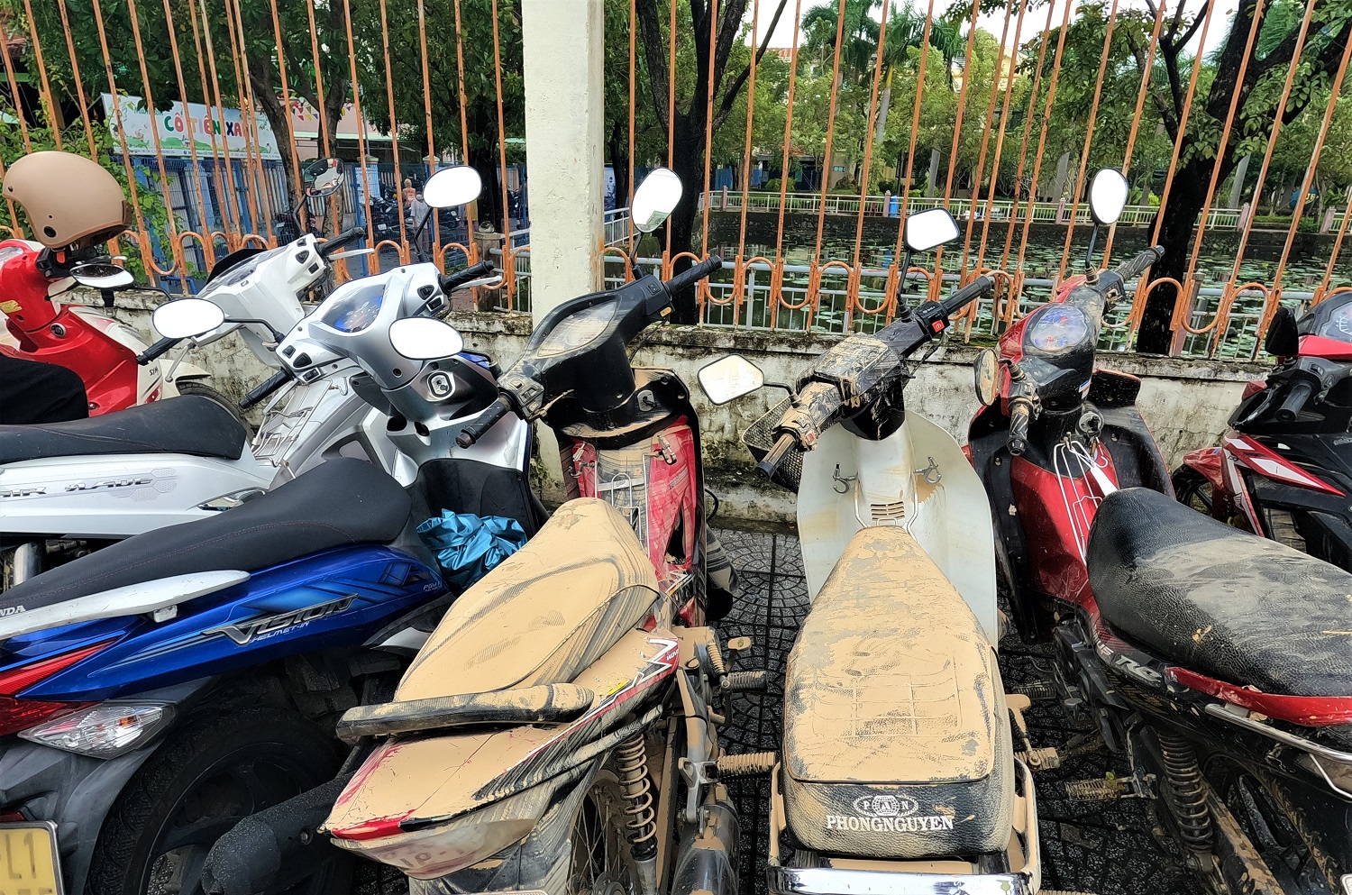 Người Quảng Nam rủ nhau ra Đà Nẵng sửa xe miễn phí cho Đà Nẵng sau mưa lũ lịch sử - Ảnh 1.