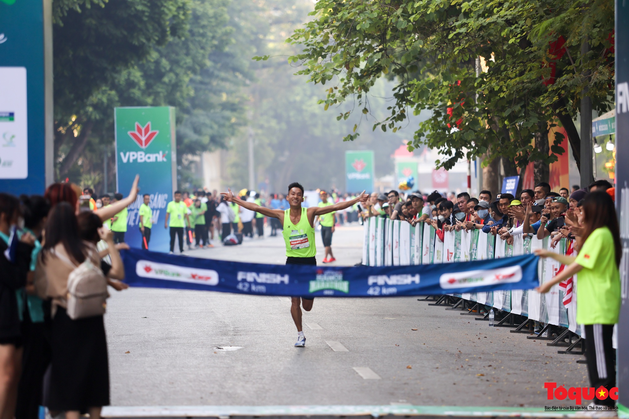 Hàng ngàn VĐV tham dự giải Marathon trong nắng mùa Thu Hà Nội - Ảnh 28.