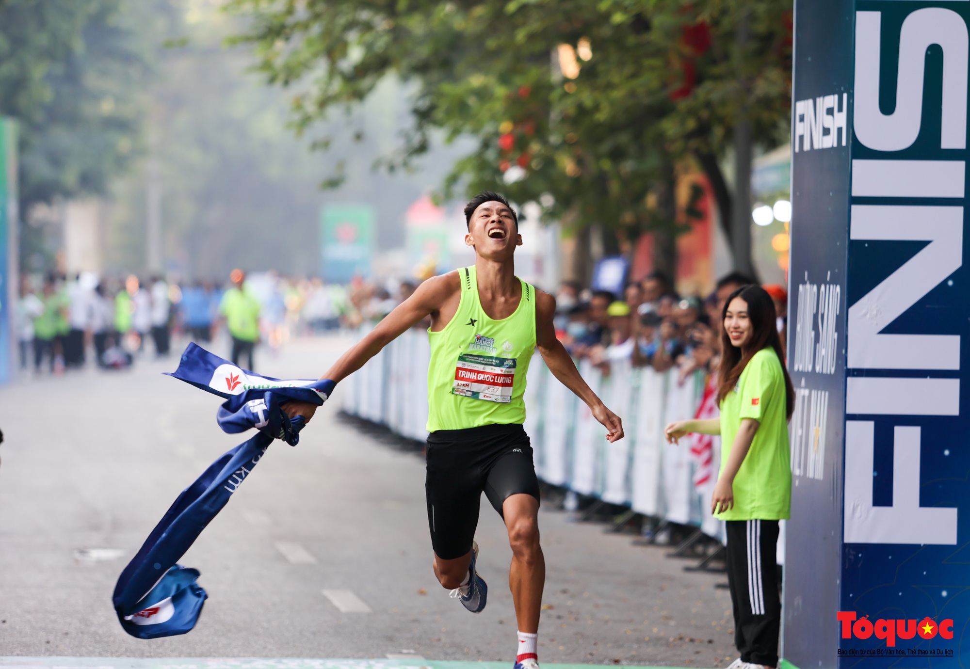 Hàng ngàn VĐV tham dự giải Marathon trong nắng mùa Thu Hà Nội - Ảnh 29.