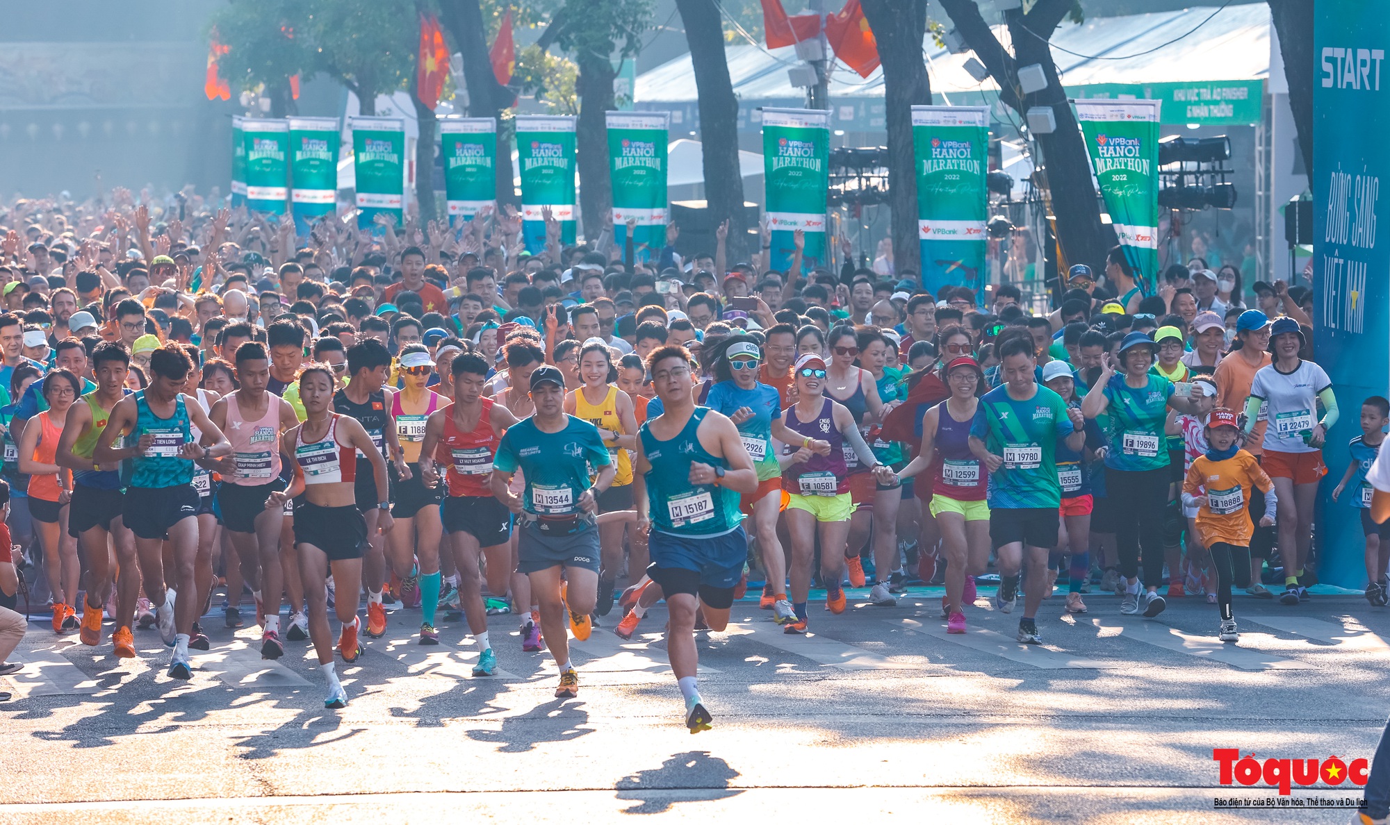 Hàng ngàn VĐV tham dự giải Marathon trong nắng mùa Thu Hà Nội - Ảnh 2.