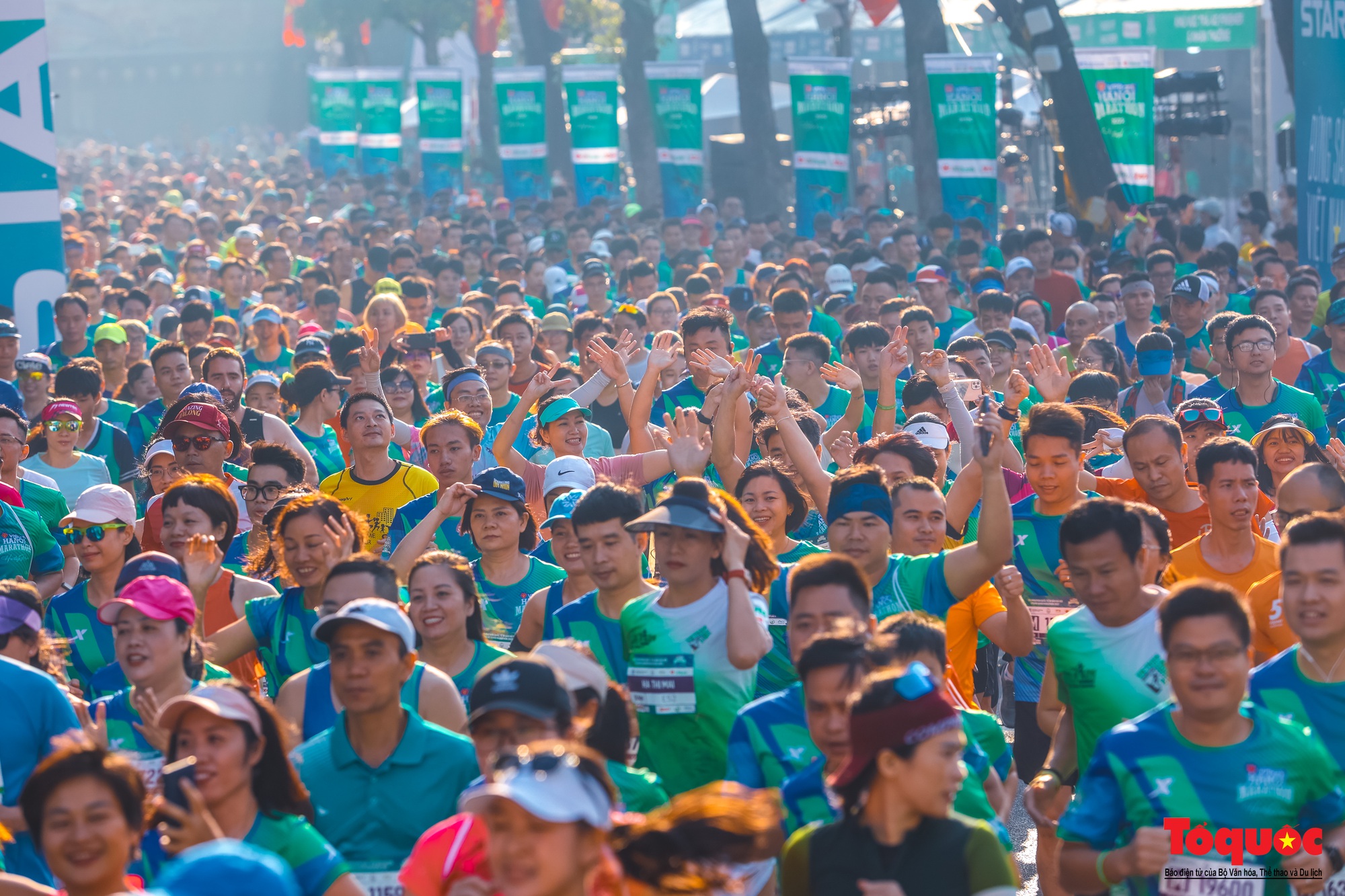 Hàng ngàn VĐV tham dự giải Marathon trong nắng mùa Thu Hà Nội - Ảnh 4.