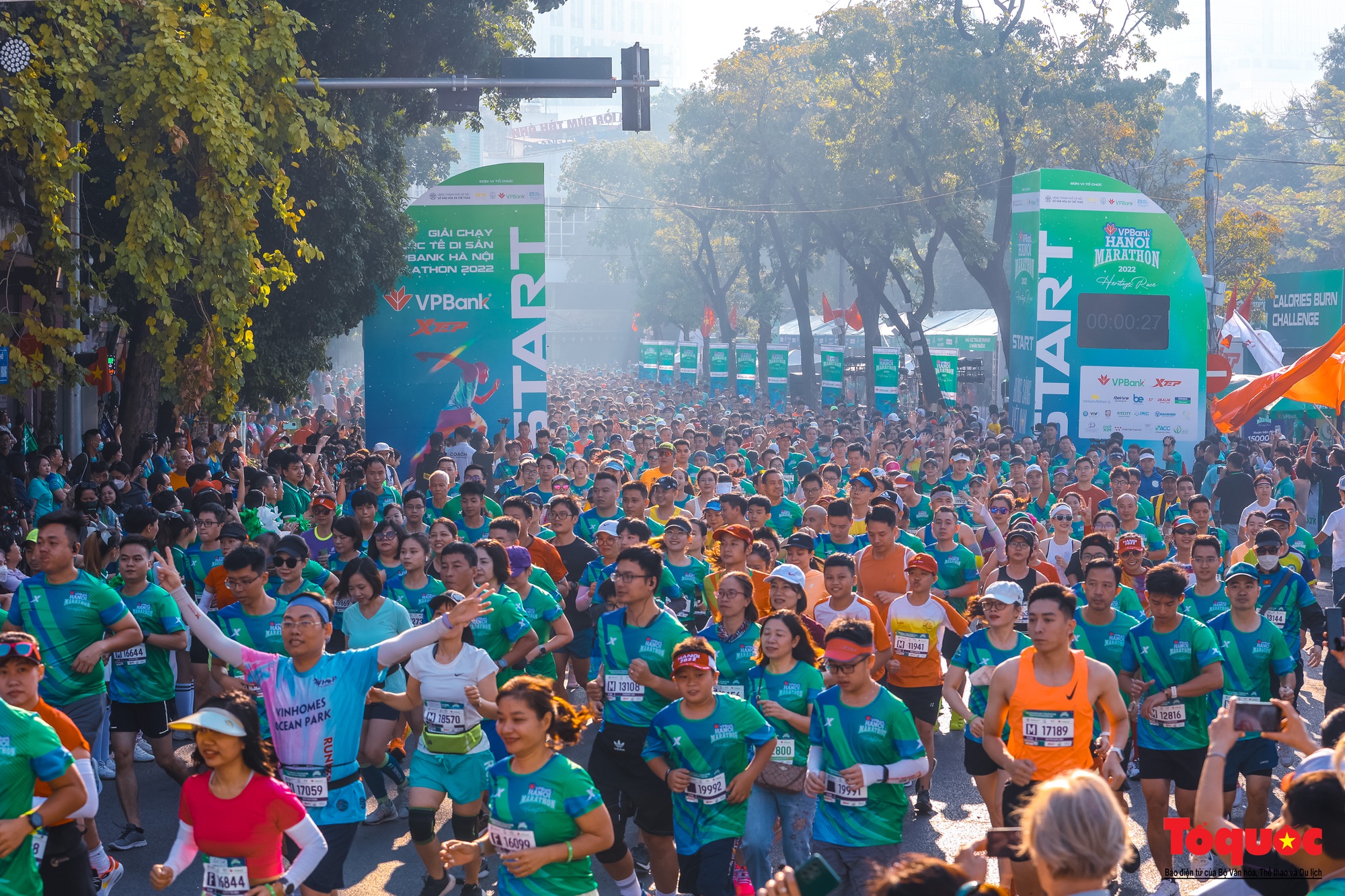 Hàng ngàn VĐV tham dự giải Marathon trong nắng mùa Thu Hà Nội - Ảnh 3.