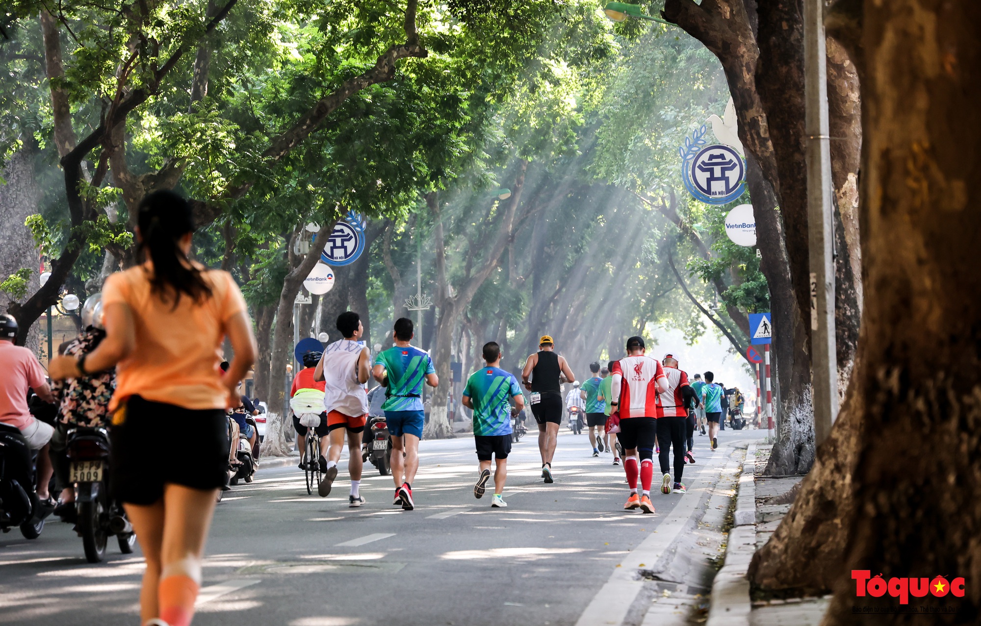 Hàng ngàn VĐV tham dự giải Marathon trong nắng mùa Thu Hà Nội - Ảnh 15.