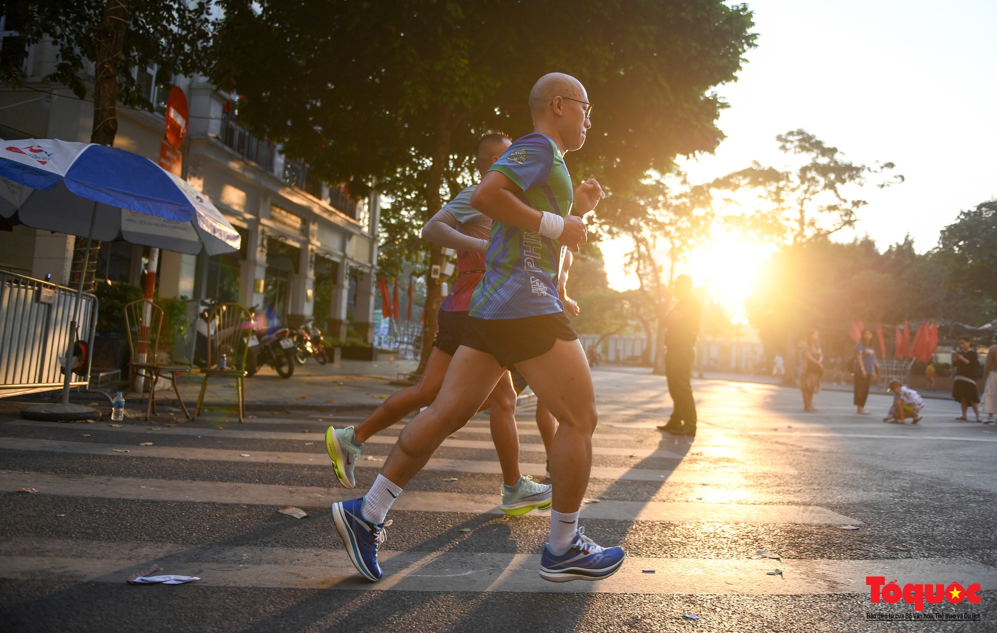 Hàng ngàn VĐV tham dự giải Marathon trong nắng mùa Thu Hà Nội - Ảnh 7.