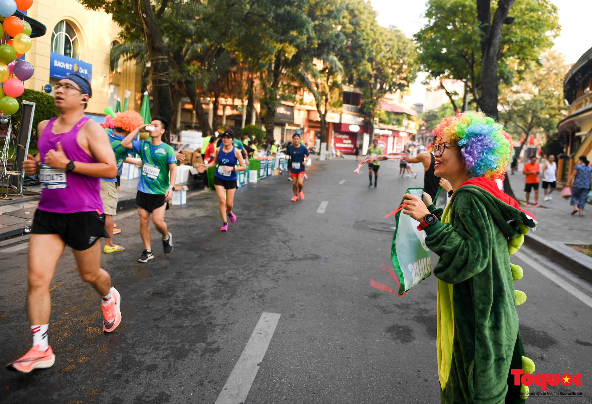 Hàng ngàn VĐV tham dự giải Marathon trong nắng mùa Thu Hà Nội - Ảnh 20.