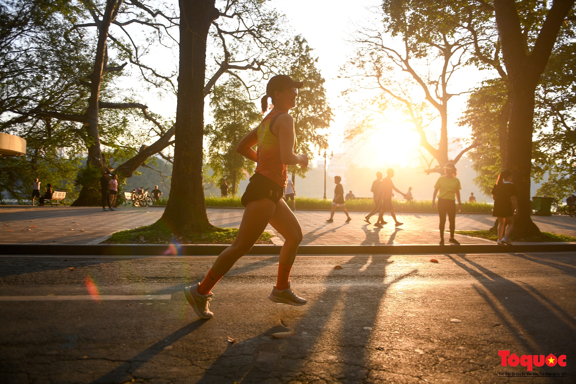 Hàng ngàn VĐV tham dự giải Marathon trong nắng mùa Thu Hà Nội - Ảnh 8.
