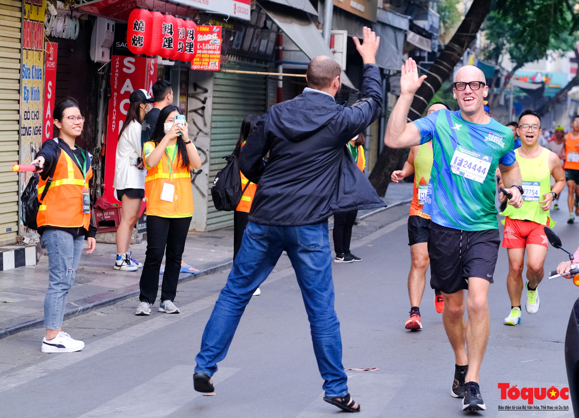 Hàng ngàn VĐV tham dự giải Marathon trong nắng mùa Thu Hà Nội - Ảnh 22.