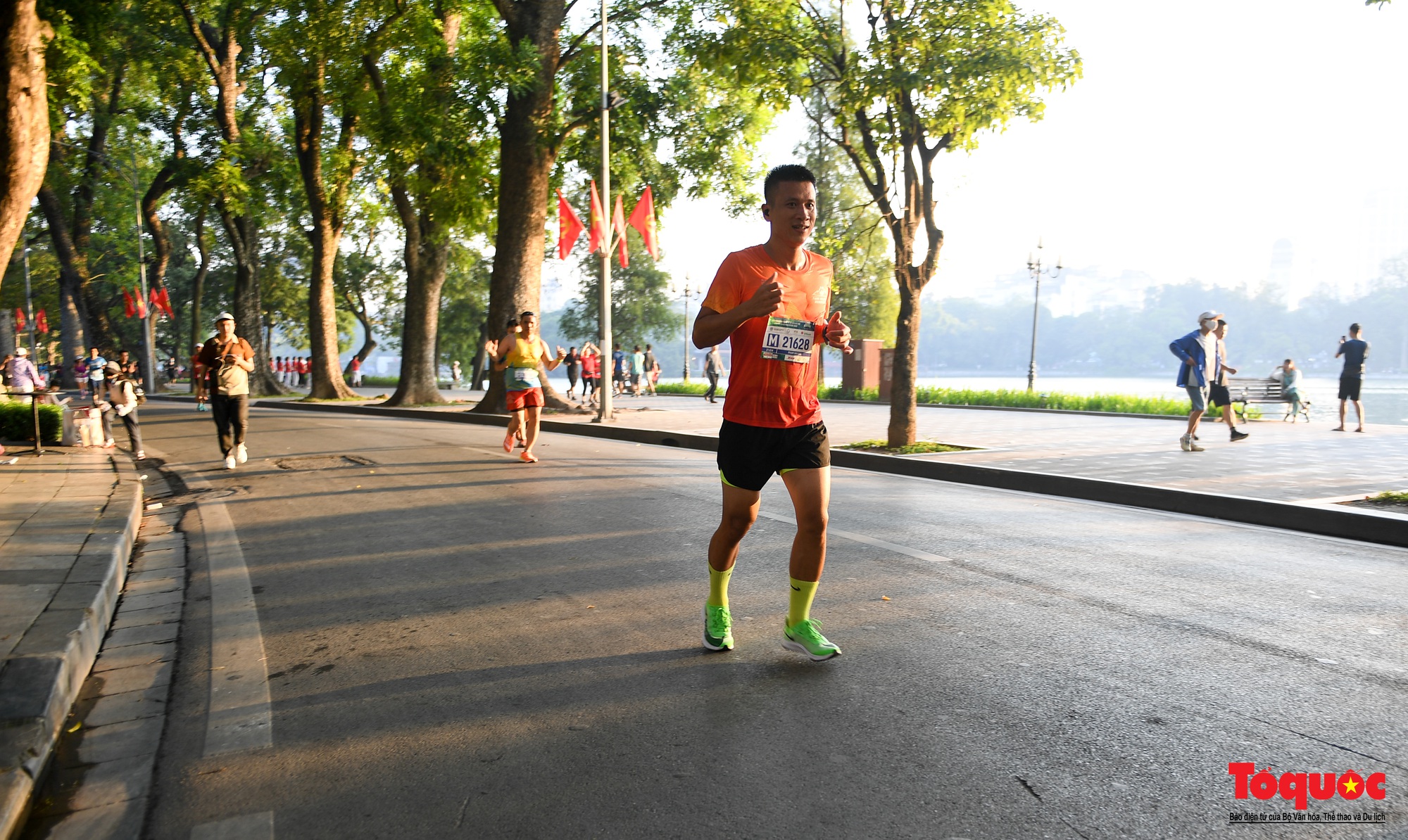 Hàng ngàn VĐV tham dự giải Marathon trong nắng mùa Thu Hà Nội - Ảnh 13.