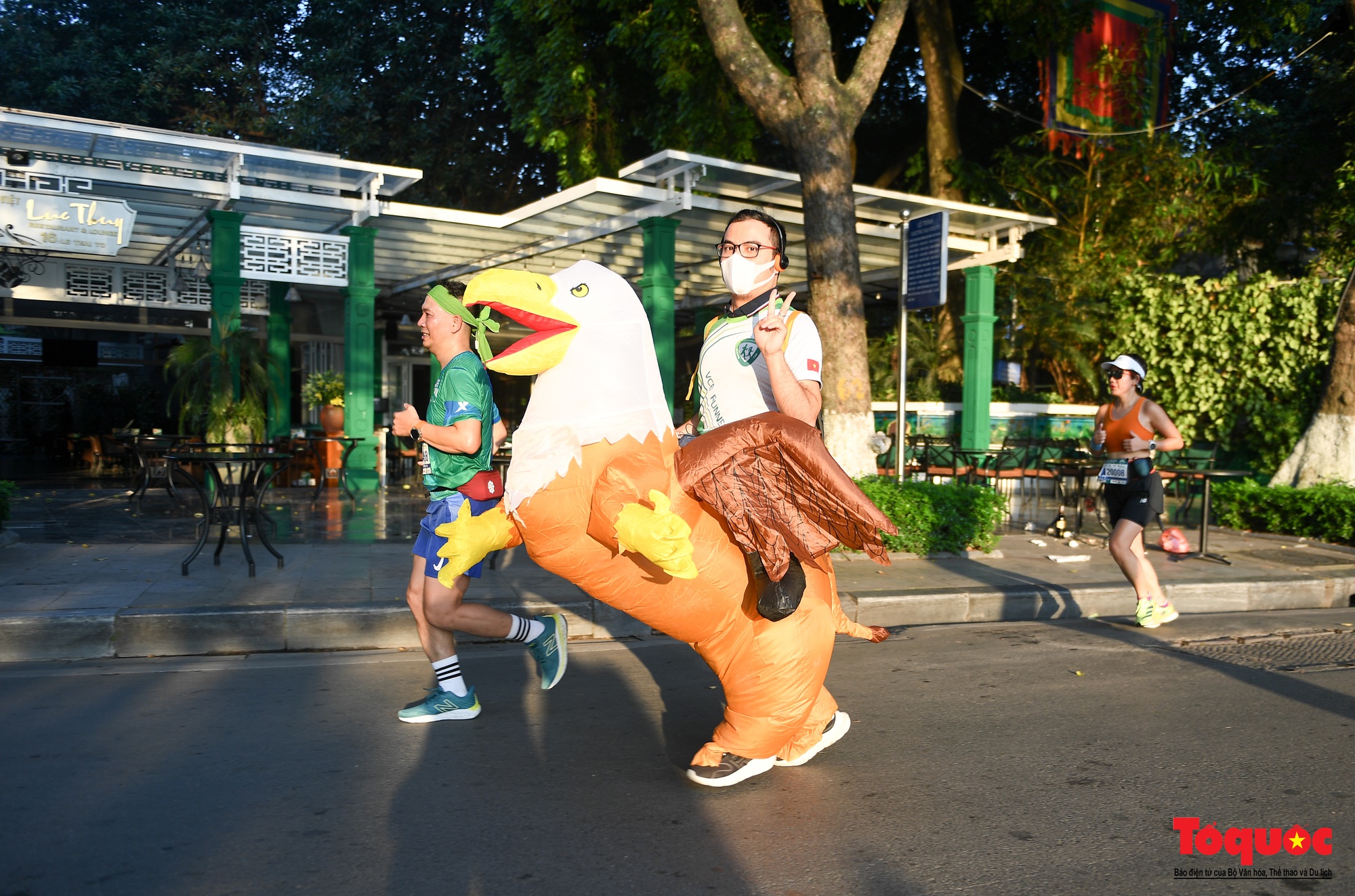Hàng ngàn VĐV tham dự giải Marathon trong nắng mùa Thu Hà Nội - Ảnh 12.