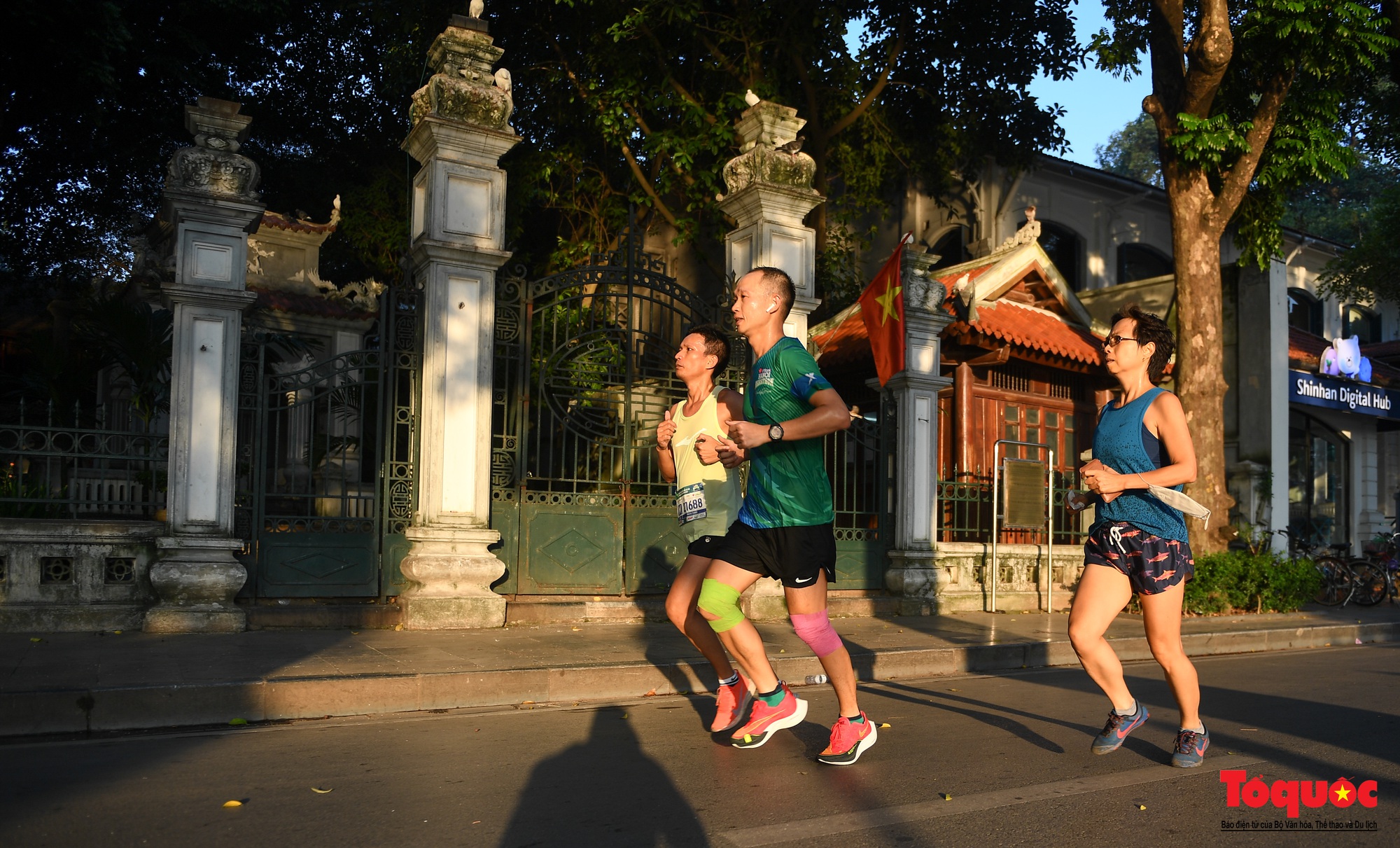 Hàng ngàn VĐV tham dự giải Marathon trong nắng mùa Thu Hà Nội - Ảnh 18.