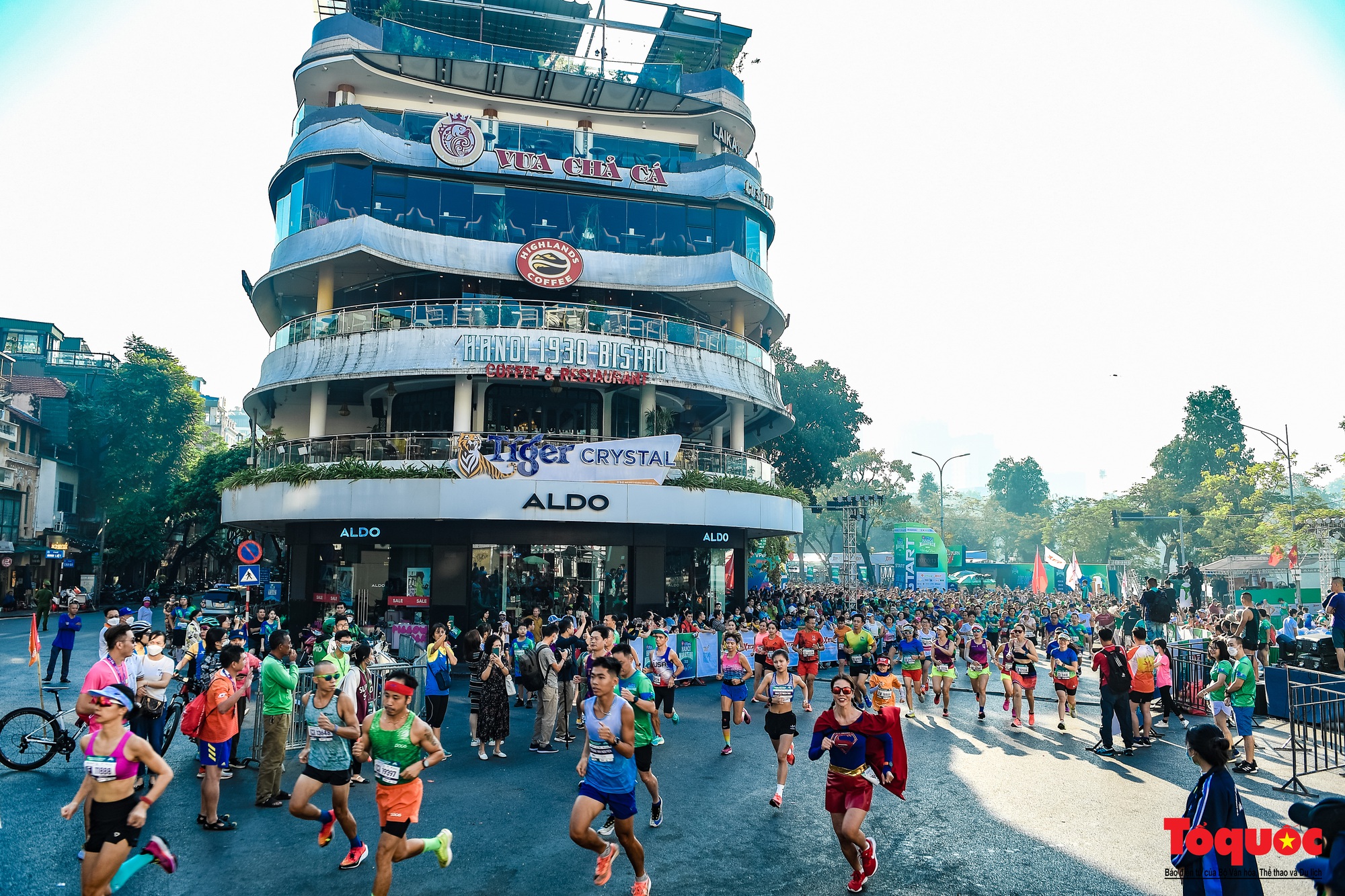 Hàng ngàn VĐV tham dự giải Marathon trong nắng mùa Thu Hà Nội - Ảnh 1.