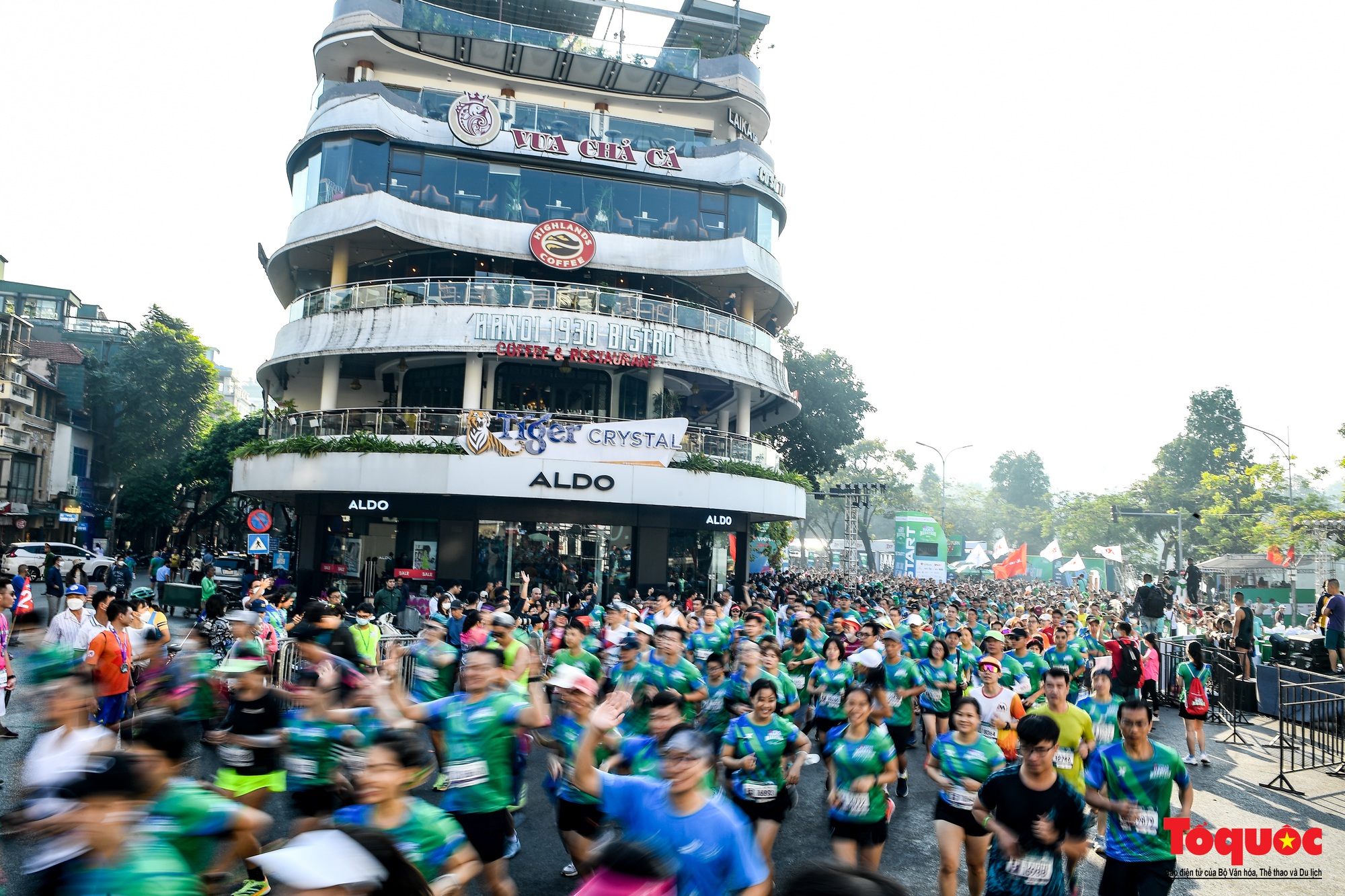 Hàng ngàn VĐV tham dự giải Marathon trong nắng mùa Thu Hà Nội - Ảnh 5.
